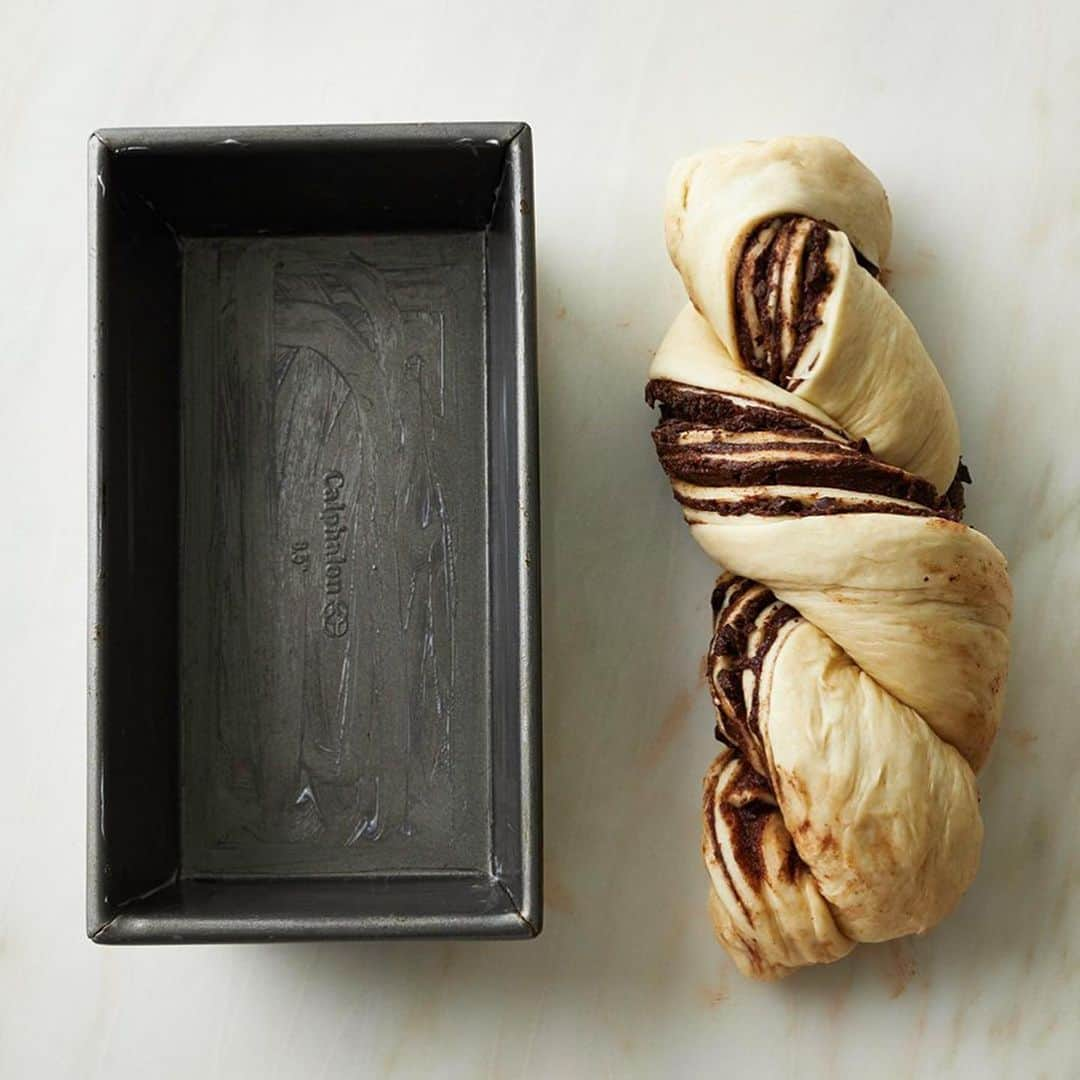 マーサ・スチュワートさんのインスタグラム写真 - (マーサ・スチュワートInstagram)「In our April issue, deputy food editor @brooklyncooks whips up a babka-inspired Chocolate-Cinnamon Swirl Bread, a rich, fluffy, and delicious marvel with an irresistible chocolate-cinnamon swirl in every bite. The dough borrows the technique used in Shokupan, the Japanese milk bread. It starts by cooking bread flour with milk and then adding that cooked milk-flour mixture to the bread flour, sugar, and yeast along with melted butter, egg, and more milk. Follow the step-by-step visual guide to forming, twisting, and braiding the loaf and grab the full recipe at the link in bio. Plus, watch Greg create this recipe on a new episode of The Slice airing on IGTV tomorrow! And be sure to get a copy of our April issue online at Barnes + Noble and on Apple News+. 📷: @conpoulos | recipe + food styling by: @brooklyncooks | prop styling by: @suzie_myers」3月21日 3時54分 - marthastewart