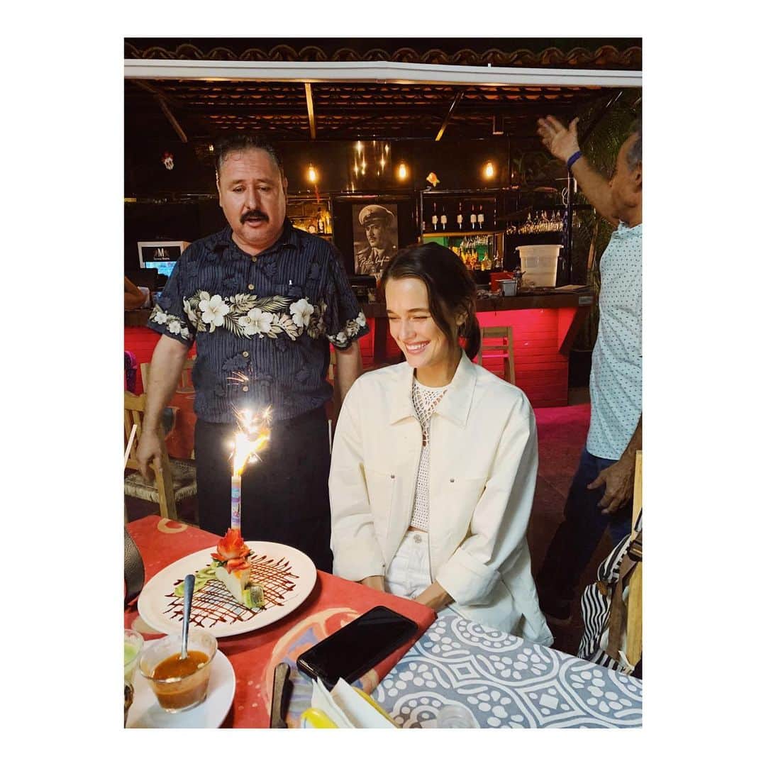 ケイト・ハリソンのインスタグラム：「My birthday was last week and it was made really special by some amazing humans. We didn’t know it yet, but it was about to be our last time out of our houses for quite some time. This world may be a bit frightening right now and you may feel a little out of control, and that’s totally understandable and you’re definitely not alone. But as out of control as everything might feel, we have one thing we can do to help the brave humans still on the forefront of the virus, which is Social Distancing. It’s our opportunity to help with actively healing the world by keeping our space to ourselves and protecting the people we love. Even if you feel like you’re young and healthy, your and my families are the ones at risk.  So from my family to you- I say thank you all for staying in and keeping them safe by staying distant.  Stay strong everyone! 💪🏼 You are loved and the world will become brighter soon. 🌎♥️」
