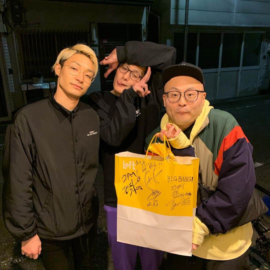 池田真一のインスタグラム：「けんとからLINEで今家の前います！って来て玄関開けたら、けんと、ジョー、ジーニアスが誕生日プレゼント持って立ってた😭嬉しすぎる😭 サイン入り紙袋からのダイエット用品！ ありがとうな😭 でも、俺誕生日1月やねん😭 でも、嬉しい😭 後、ジーニアスほとんど飯行った事ない😭今度行こう😭」