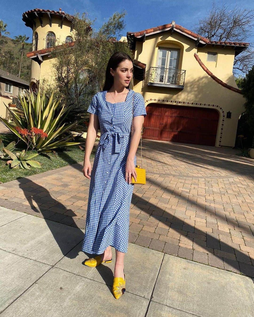 アデレード・ケインのインスタグラム：「I miss being outside but I miss my Xbox more @fashionnova fashionnovapartner」