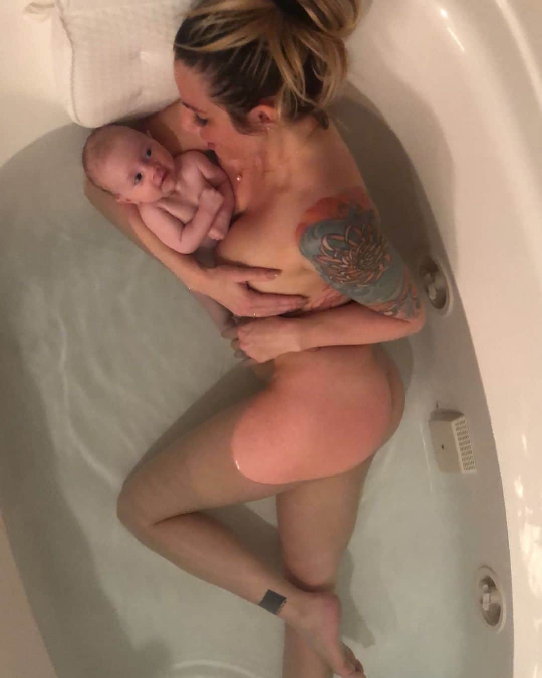 ティーガン・プレスリーのインスタグラム：「My little ❤️ • • •  #momlife #babybathtime #newborn #babygirl #newbaby #bathtime」