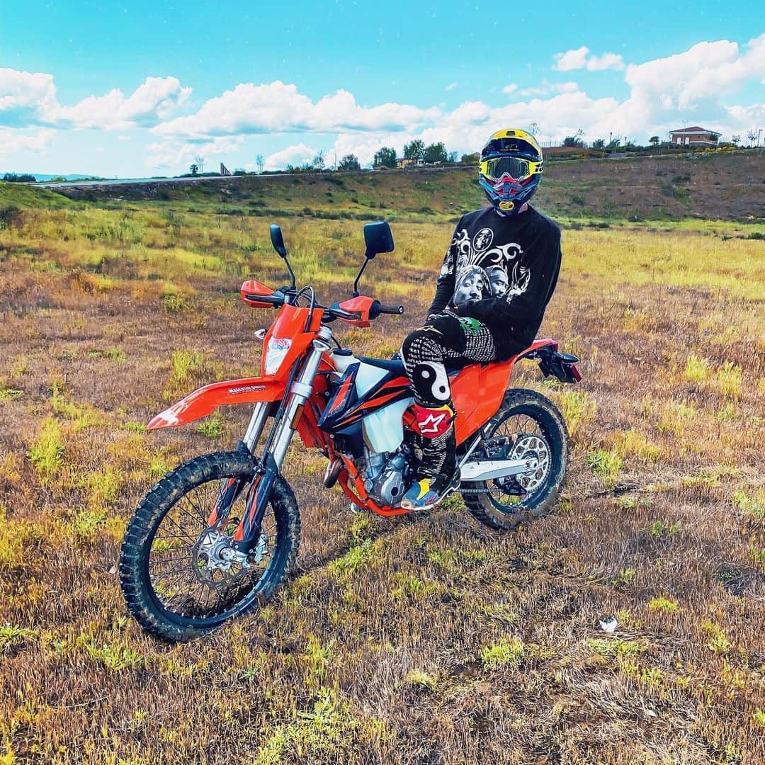 T・ミルズのインスタグラム：「Been working on new music, learning Spanish and trying to ride my dirt bike more. Hope you’re all staying safe and getting to do some things you’ve been putting off. We’ll get thru this.」