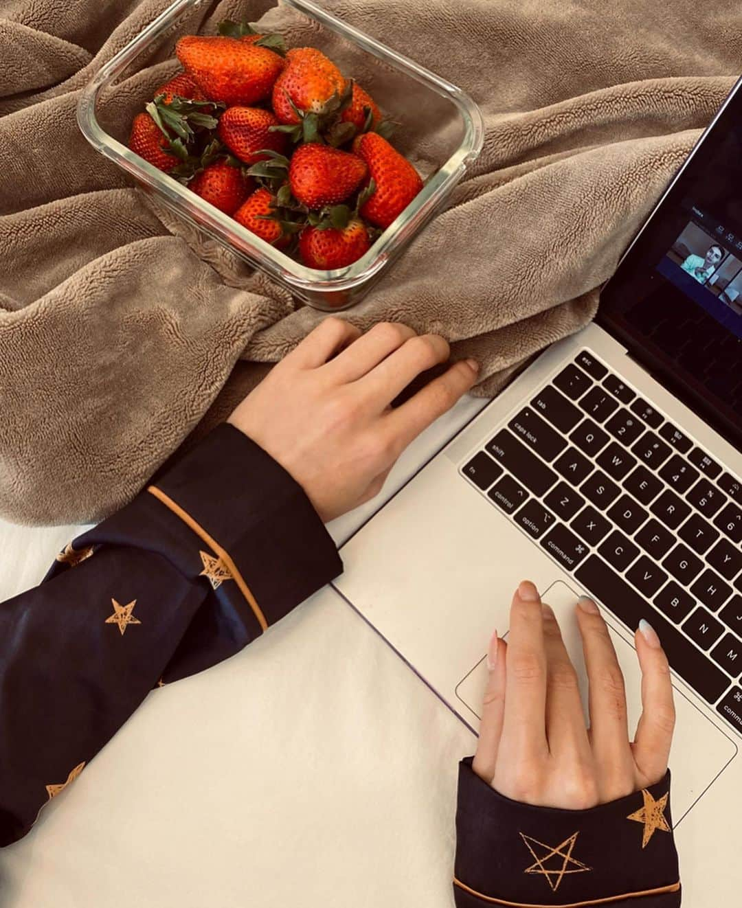 Camila Coelhoさんのインスタグラム写真 - (Camila CoelhoInstagram)「What “Home Office” looks like for me on a Friday - at 12:56pm 😆 (hard to get off my PJS today). What are you guys wearing right now at home? ———— O “home office” em uma sexta feira pra mim😆 A vontade de ficar de pijama hoje falou mais alto! @lualuaoficial Qual seu look de hoje em casa?」3月21日 4時57分 - camilacoelho