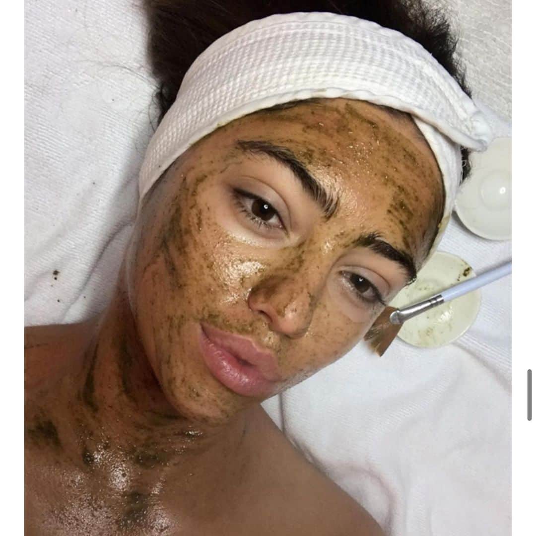 KORA Organicsさんのインスタグラム写真 - (KORA OrganicsInstagram)「LA’s ‘‘Skin Wizard’’ @JohnTewBeauty shares how “Exfoliation is essential for healthy, beautiful skin,” 💛 and how he uses the Turmeric Brightening & Exfoliating Mask in and out of his treatment room to combat pollution! ✨ Link in bio for more and swipe for @johntewbeauty’s Turmeric Mask facial highlights on @hannahstocking, @mortenofficial, and @clarawilsey. 🧡 #KORAOrganics #MindBodySkin #DiscoverWellness」3月21日 4時57分 - koraorganics
