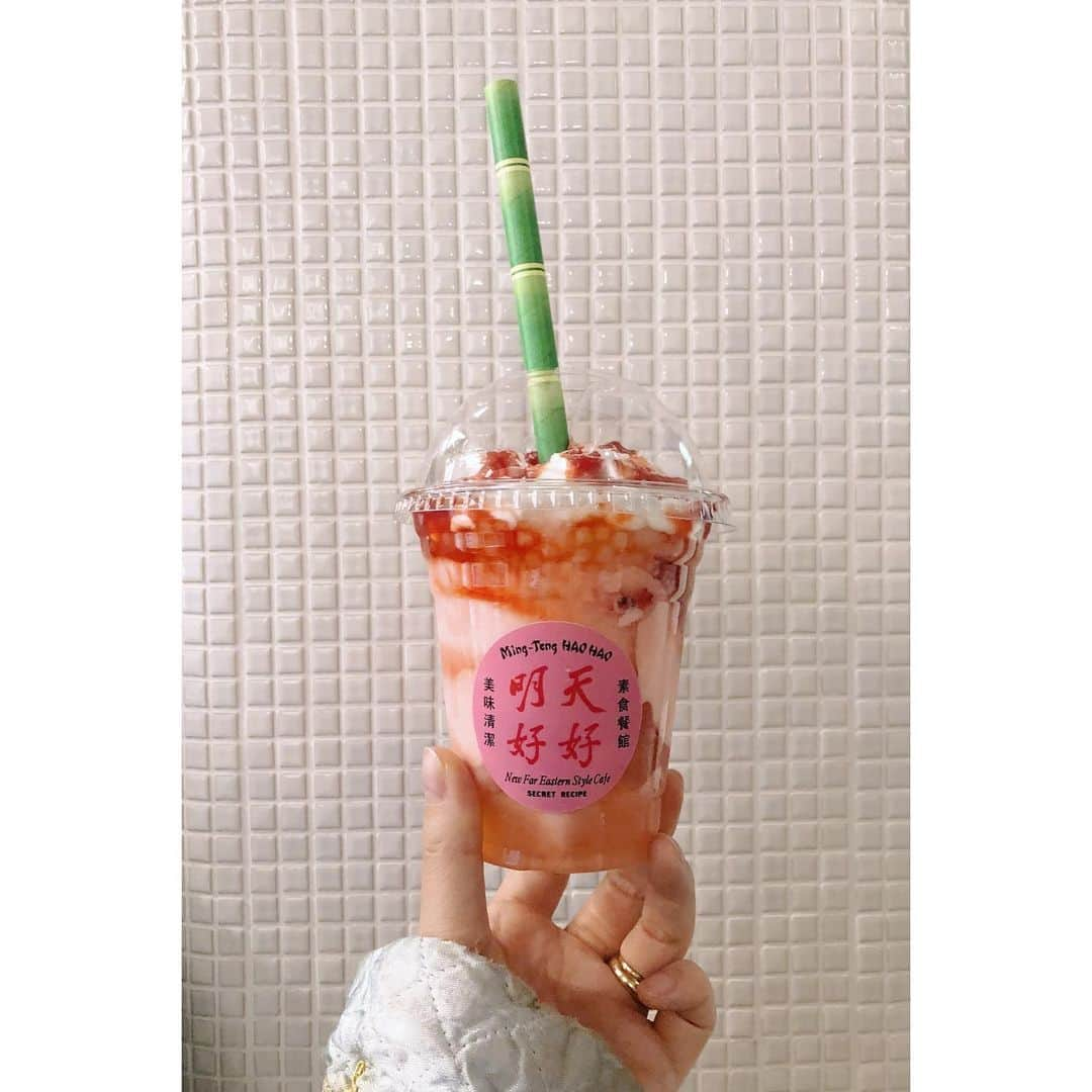 eriさんのインスタグラム写真 - (eriInstagram)「美味しい大好き苺トウファ。 白餡が隠れてるのがイイのよぉ。  #明天好好　@mingtenghaohao」3月20日 20時12分 - e_r_i_e_r_i