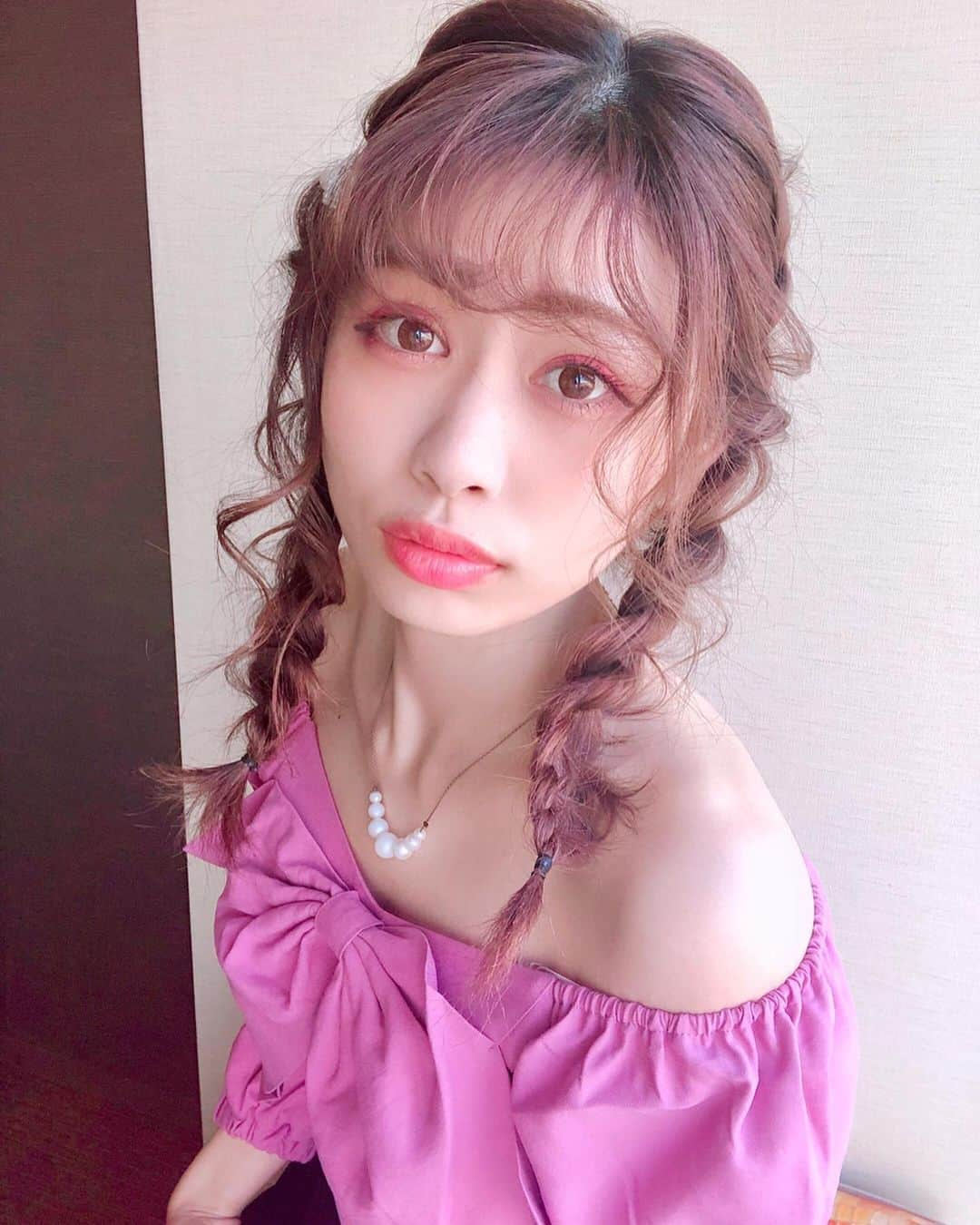 高橋里彩子さんのインスタグラム写真 - (高橋里彩子Instagram)「最近は暖かくなってきたから﻿ 春服コーデ🌸﻿ ﻿ ﻿ MIIAのマリアージュブラウスがかわいすぎる🥺﻿ 3/12(木)に発売された新作だよ～💗 ﻿ ﻿ ﻿ フロントに大きなリボンがついてるし、﻿ オフショルにもできて2WAYで着れるから﻿ 服装に合わせて変えようと思う🙈♥﻿ ﻿ ﻿ WEB STOREで〝10ve診断〟もやってるから﻿ チェックしてみてね💓﻿ ﻿ ﻿ ﻿ ﻿ ﻿ この服お花見とかにもいいよね☺🌸﻿ ﻿ みんな3連休なにするのぉ～？﻿ ﻿ ﻿ ﻿ ﻿ ﻿ ﻿ #miia #10vemiia #マリアージュブラウス #春コーデ #春服コーデ #春服 #ピンクコーデ #オフショル #スカート #タイトスカート #ファッション #コーデ #ブラウスコーデ #さくら #花見コーデ #低身長コーデ #モテコーデ #お出かけコーデ #春夏コーデ﻿ @claire_official_tokyo  #ガーリーコーデ #ピンクコーデ #春コーディネート﻿ #お花見 #桜 #ピンク好き #ピンク好きと繋がりたい ﻿」3月20日 20時13分 - konkonwanwan