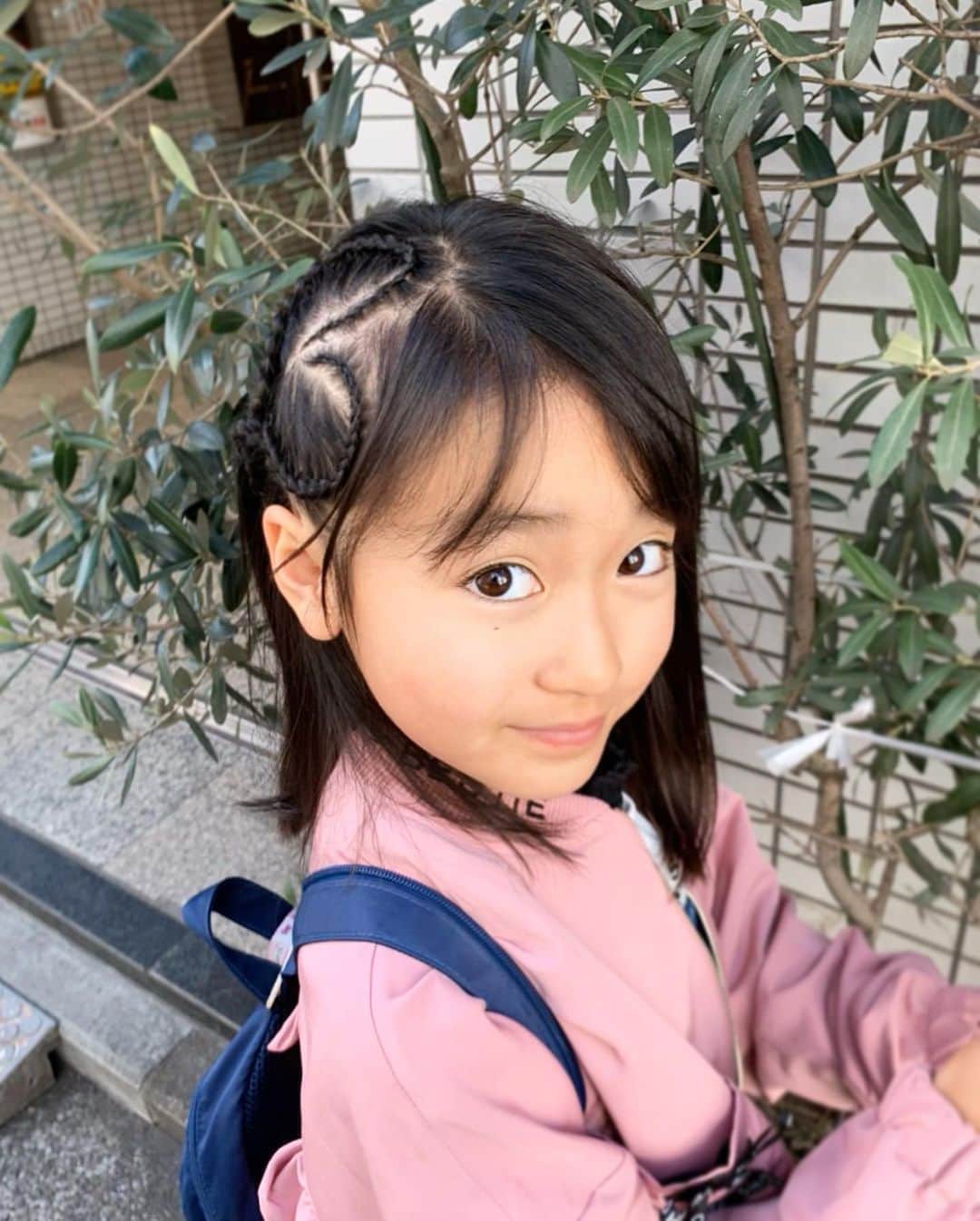 のインスタグラム：「． ♡♡♡ ． 陽菜ちゃん美容院に行って 髪の毛切ってもらったよ💕 ♡の編み込み可愛すぎ🥰 ． #姪っ子love #陽菜 #ひなちゃん #たぴたぴ」