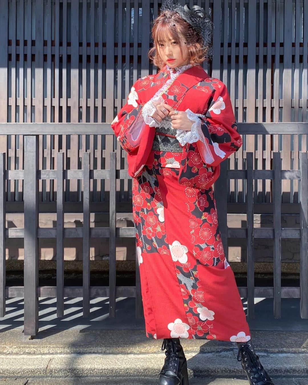 おもてちゃんのインスタグラム：「. 私が今日セレクトした着物は赤💃🏽 小物でモダンな感じに 京都来たってかんじでアゲ . . . . . . .  開催日時 3月20日（金）15:00～19:00 3月21日（土）11:00～19:00 3月22日（日）11:00～19:00 . 開催場所 京都府京都市東山区弁財天町14エクセタコート1階 ギャラリーTAJIRO祇園京都 . 【アクセス】 京阪祇園四条駅徒歩１分 / 三条駅徒歩５分 / 阪急河原町徒歩５分 京都市営地下鉄京阪三条駅徒歩７分 . ※アクセス至便で京都・祇園らしい風情の中に佇む場所です。入口がわかりにくいため、通りにm_mignonの看板を設置しています。それを目印にご来店ください。 . 今回、新型コロナウィルス対策のため、ご来店の皆様全員にご来店時、お店の入り口に設置しているアルコール消毒液による消毒のご協力をお願いします。 また適宜、店内のアルコール消毒を実施致しますので、ご理解とご容赦をお願いします。」