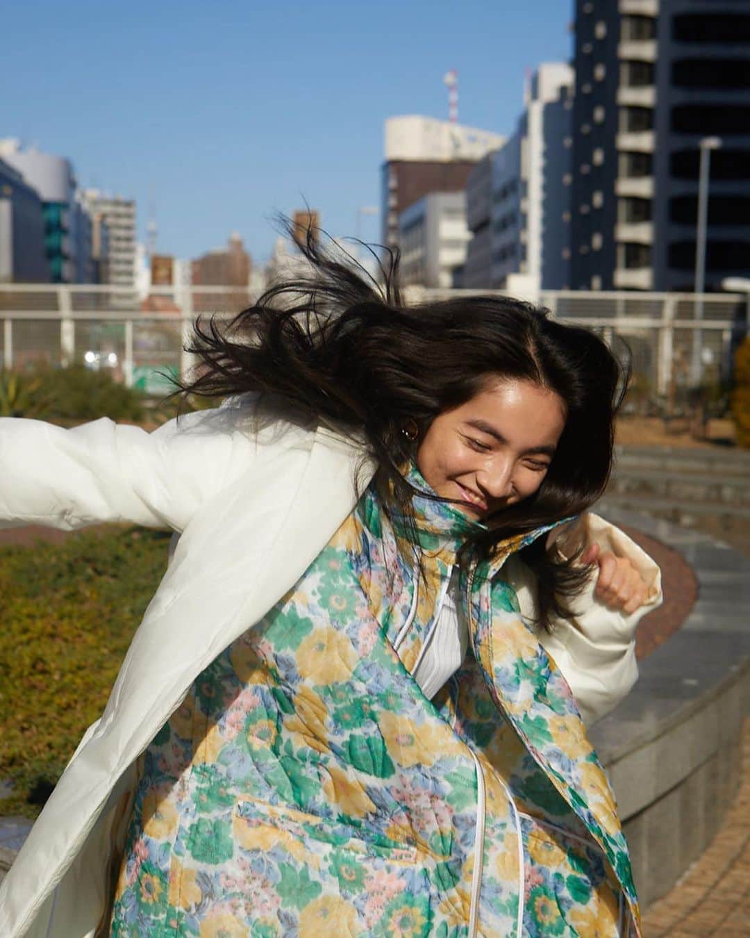 仁村紗和のインスタグラム：「GINZA  いっぱい飛んだ お花のお話しています。 好きなお花はなんですか？  写真はたかおちゃん @takaoiwasawa  スタイリングは梅ちゃん @umedakazuhide」