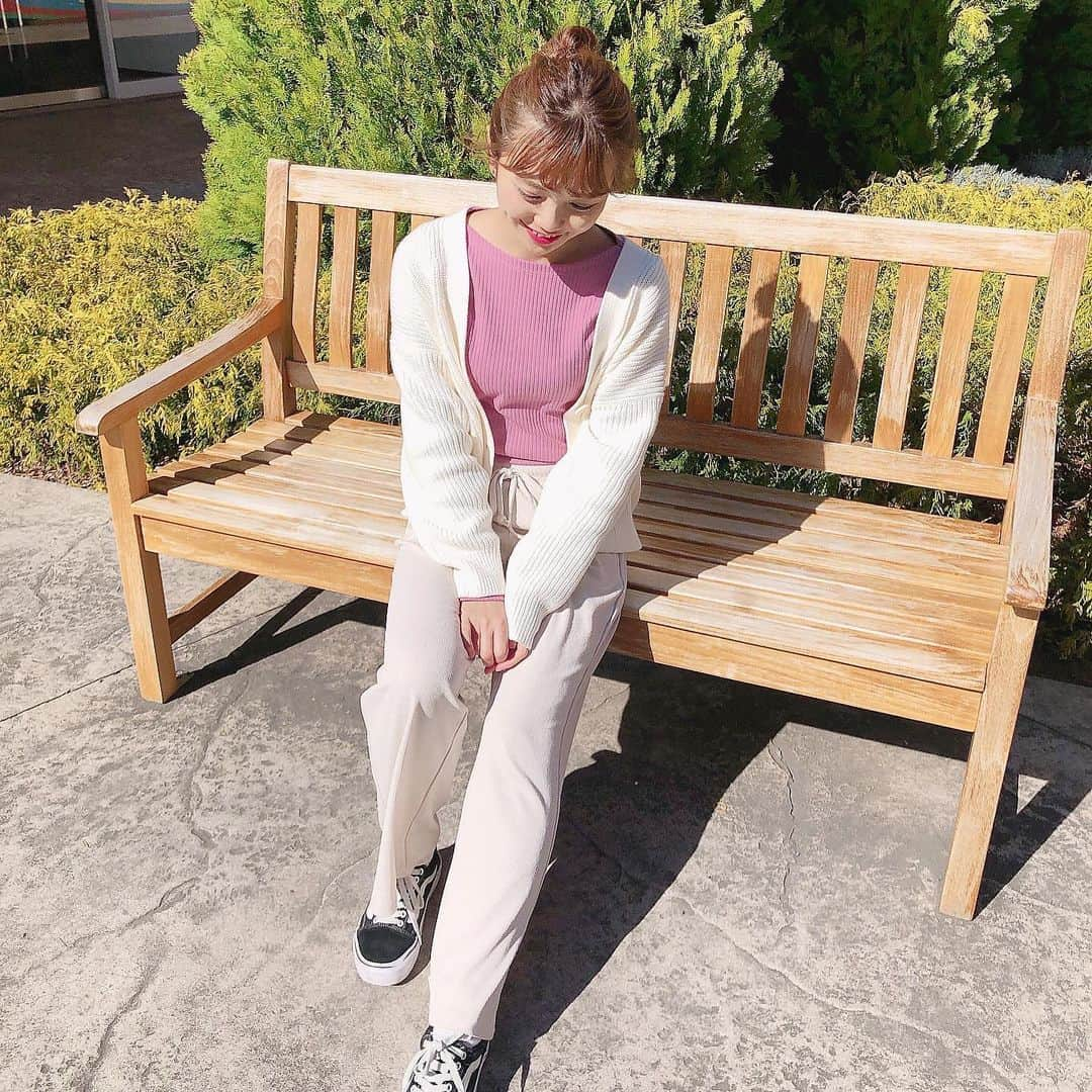 磯佳奈江さんのインスタグラム写真 - (磯佳奈江Instagram)「春になってきたね☺️🌸﻿ ﻿ トップス/ #UNIQLO﻿ カーディガン/ #UNIQLO﻿ ﻿ #ユニクロ #ユニクロコーデ  #春になったら遊びに行こう 🌸」3月20日 20時21分 - isochan89