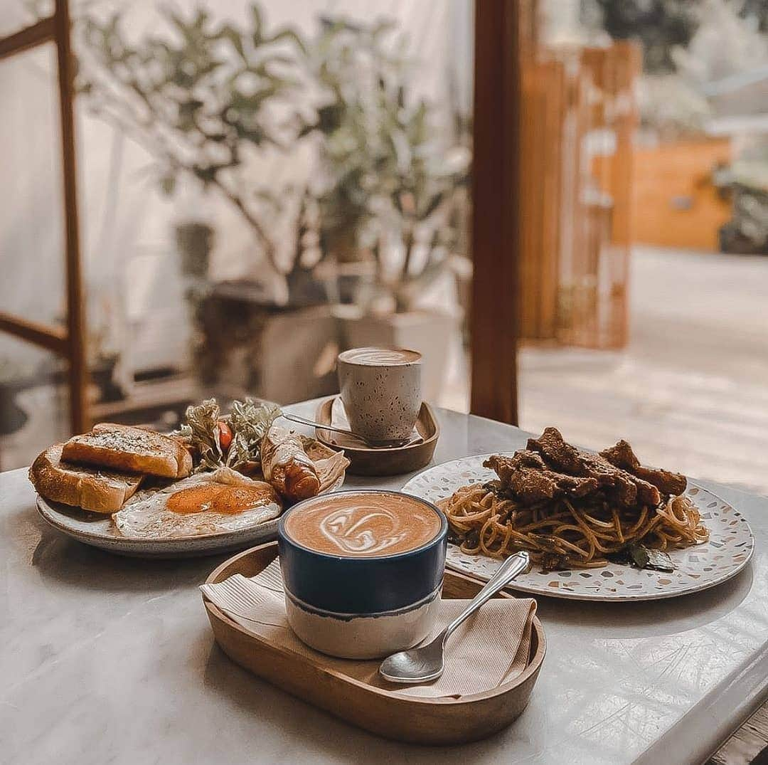 HereNowさんのインスタグラム写真 - (HereNowInstagram)「Indigo dyed item, clothes, nice furniture and good coffee. What else do you need? @bluedyecafe. เพลินกับกาแฟ เครื่องปั้นดินเผา และเสื้อผ้าย้อมครามที่ร้านกาแฟแห่งนี้ @bluedyecafe. Recommended by @notep Picture by @cafe.hopping . . . #herenowcity #wonderfulplaces #beautifuldestinations #travelholic #travelawesome #traveladdict #igtravel #livefolk #instapassport #optoutside  #vscocoffee #hobikopi #anakkopi #manmakecoffee #eatinerary #cupsinframe #bangkokcafe #thailandfood #explorethailand #バンコク #방콕 #방콕여행 #태국 #曼谷 #bluedyecafe #bkkcafe #bkk」3月20日 20時15分 - herenowcity