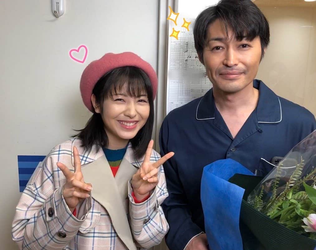 【公式】土曜ナイトドラマ「アリバイ崩し承ります」さんのインスタグラム写真 - (【公式】土曜ナイトドラマ「アリバイ崩し承ります」Instagram)「＊﻿ ‪続いて安田さんクランクアップ👏🏻✨‬﻿ ﻿ ‪時乃ちゃんとも最後に2ショット﻿ いただきました☺️❣️‬﻿ ﻿ ‪#アリバイ崩し承ります‬﻿ ‪#ありくず‬﻿ ‪#安田顕‬﻿ ‪#察時さんとして‬﻿ ‪#物語も現場も引っ張ってくださいました☺️✨‬﻿ ‪#アリバイ崩しは‬﻿ ‪#察時さん無しでは始まりません😏‬﻿ ‪#やっぱり‬﻿ ‪#最高のコンビですね🙈‬﻿ ‪#ありがとうございました🍀‬」3月20日 20時16分 - alibi_ex