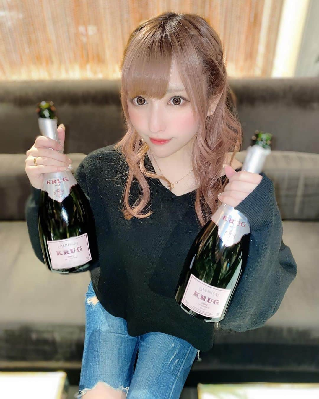 宮下まひろさんのインスタグラム写真 - (宮下まひろInstagram)「くりゅっぐろぜ🍾  #池袋 #池袋エンジェルフェザー #エンジェルフェザー #誕生日 #バースデー #歌舞伎町 #六本木 #キャバクラ #キャバ #クリュッグ #クリュッグロゼ #シャンパン」3月20日 20時18分 - mito_oxo