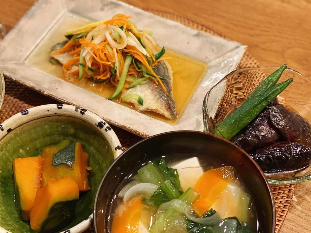 高山直子さんのインスタグラム写真 - (高山直子Instagram)「野菜たっぷり体に優しいごはん🍚 ●鯵の南蛮漬け ●かぼちゃの煮物 ●茄子とオクラの焼き浸し ●新玉葱・小松菜・お豆腐のお味噌汁 ●土鍋ごはん @emiuto が作ってた鯵の南蛮漬けが美味しそうすぎて、レシピ聞いたらとても作りやすくて尚且つ超〜美味しかった🤤 えみんこのごはんはとってもタイプなんだ💓 ありがとう！ @emiuto 😘 ふいに食べたくなった、かぼちゃも美味しく綺麗にできてパクパク食べちゃった🎃罪悪感なし😋  #なおコロ食堂 #鯵の南蛮漬け#野菜たっぷり #体に優しいごはん#野菜大好き」3月20日 20時19分 - nao_70koro