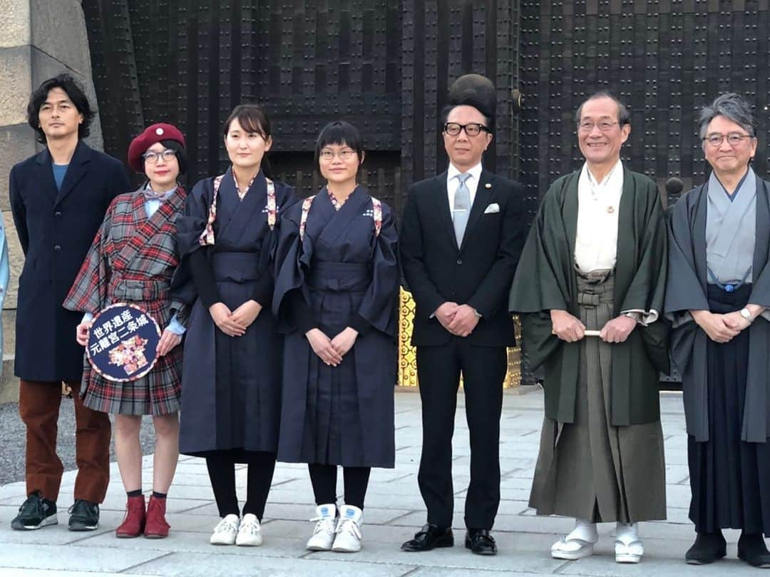 よしもと祇園花月さんのインスタグラム写真 - (よしもと祇園花月Instagram)「本日より開催の二条城桜まつり2020のオープニングセレモニーが行われました👏 合わせて弊社所属のアーティスト・中村真鈴さんがデザインを手がけた二条城の新ユニフォーム👘もお披露目されました。なお、桜まつり🌸は本日より4/12(日)まで、夜間のライトアップのみの開催となります🌝🌚 #よしもと祇園花月 #祇園花月 #二条城 #中村真鈴 #門川市長 #アンが書いたよ #ユニフォームが素敵です #いつかアンと #なぞかけファッション対決しようね」3月20日 20時23分 - gionkagetsu