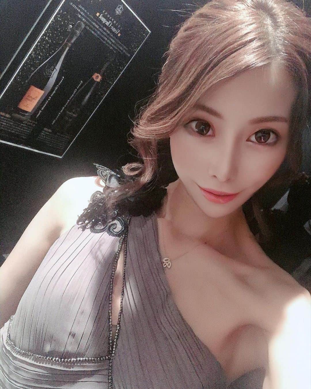 高橋沙弥華のインスタグラム：「@angelr_dress 👗💓 最近は毎日ロングドレス👩🏼✨ 化粧変えたの、どう？🤔🤔🤔 #キャバ図鑑 #instagood #follow4follow #followme #follow #チャイボーグ #韓国 #coronavirusitalianews #コロナに負けるな #corona #instalike #六本木 #銀座 #ニュークラブ #クラブ #instafood #instafashion #party #partypartyparty #partydress #gray #champagne on」