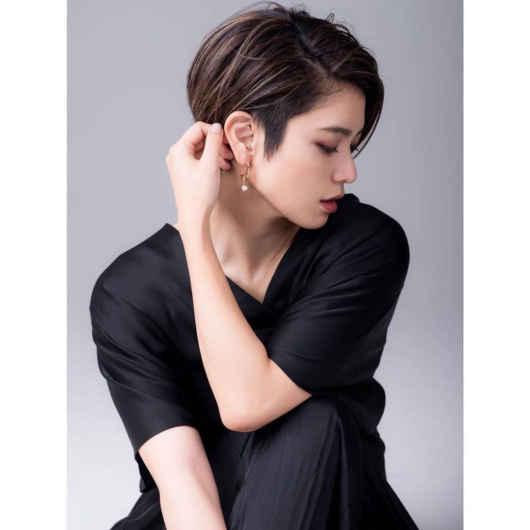 金城優華さんのインスタグラム写真 - (金城優華Instagram)「まりさんと撮影﻿ ﻿ 女性ならではの空気感が心地いい撮影でした‼︎﻿ ﻿ ﻿ (これ序章。まだまだあるよ)﻿ ﻿ ﻿ Photographer : @nakari_pic ﻿ Make: @birds0001 ﻿ #金城優華﻿ #モデル﻿ #沖縄﻿ #ハンドメイド﻿ #アクセサリー﻿ #fashion﻿ #accessory﻿ #flower﻿ #Instaphoto﻿ ﻿ #fashiongram」3月20日 20時31分 - yuuka_kinjo_