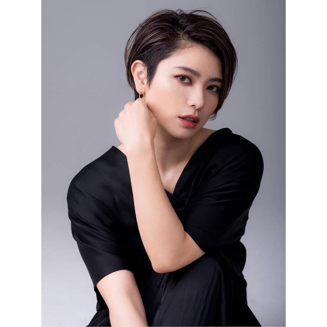 金城優華さんのインスタグラム写真 - (金城優華Instagram)「まりさんと撮影﻿ ﻿ 女性ならではの空気感が心地いい撮影でした‼︎﻿ ﻿ ﻿ (これ序章。まだまだあるよ)﻿ ﻿ ﻿ Photographer : @nakari_pic ﻿ Make: @birds0001 ﻿ #金城優華﻿ #モデル﻿ #沖縄﻿ #ハンドメイド﻿ #アクセサリー﻿ #fashion﻿ #accessory﻿ #flower﻿ #Instaphoto﻿ ﻿ #fashiongram」3月20日 20時31分 - yuuka_kinjo_