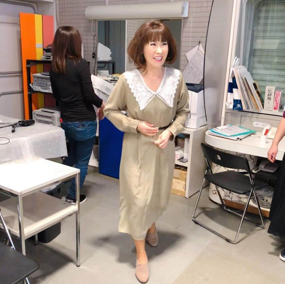 岩本初恵さんのインスタグラム写真 - (岩本初恵Instagram)「ももち浜S特報ライブ 生放送 報道番組 コロナに明るい日差し  学び舎 「人間に必要なのは お金や物じゃない 前向きな気持ちだったり 空気だったり 目に見えないものを 大事にする事の方が 生きる為に役に立つ」  この言葉は今は亡き父が 言っておりました  見え無いものを 信じるだけで  人生を大きく変える力を 持っているです  言うまでもなく プラスの考えに プラスの言葉に プラスになる行動力  ちょっと考え方を 良い方に変えるだけで 人生はどれだけ 良い方にいくかは  論より証拠で 皆様のこれからの人生が 幸せへと変わってきます  ぜひお金も時間も かけずに 見え無いものを信じて 沢山の幸せを 呼び込んで いきましょうね  そんな父からの学び たくさんの方に もっと知って いただけますように  動画にして YouTubeでアップ しております  今日新しい動画が アップされてますので ぜひ見てみてくださいね  YouTubeは インスタのプロフィールの リンクから 見ることができますよ  そしてオンラインサロンも 父から学んだ 経営学に幸せに生きる道 深い学びの場として 盛り上がっております  オンラインサロンも インスタのプロフィールの リンクから簡単に 参加できますので ぜひ参加して 一緒に学んでいきましょうね ・ #はっちゃんコーデ #愛しとーと #テレビ #生放送 #笑顔 #学び #講演家  #コロナ対策 #福岡 #ももち浜 #報道番組 #ユーチューブ #はっちゃんアカデミー #コラーゲン #経営者 #オンラインサロン #aishitoto #instagood #good #love #Happy #instagram #fun #youtube」3月20日 20時26分 - hatsue_iwamoto