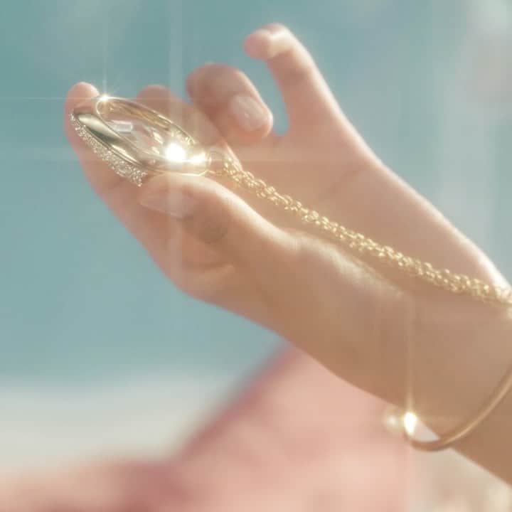 のインスタグラム：「Indulge and let yourself be in osmosis with your crystal desire. #SparkDelight」