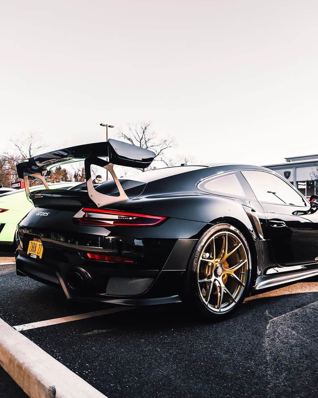 CarsWithoutLimitsさんのインスタグラム写真 - (CarsWithoutLimitsInstagram)「Porsche 911 GT2RS  Photo @mattlaroca  #carswithoutlimits #porsche #gt2rs」3月20日 20時27分 - carswithoutlimits