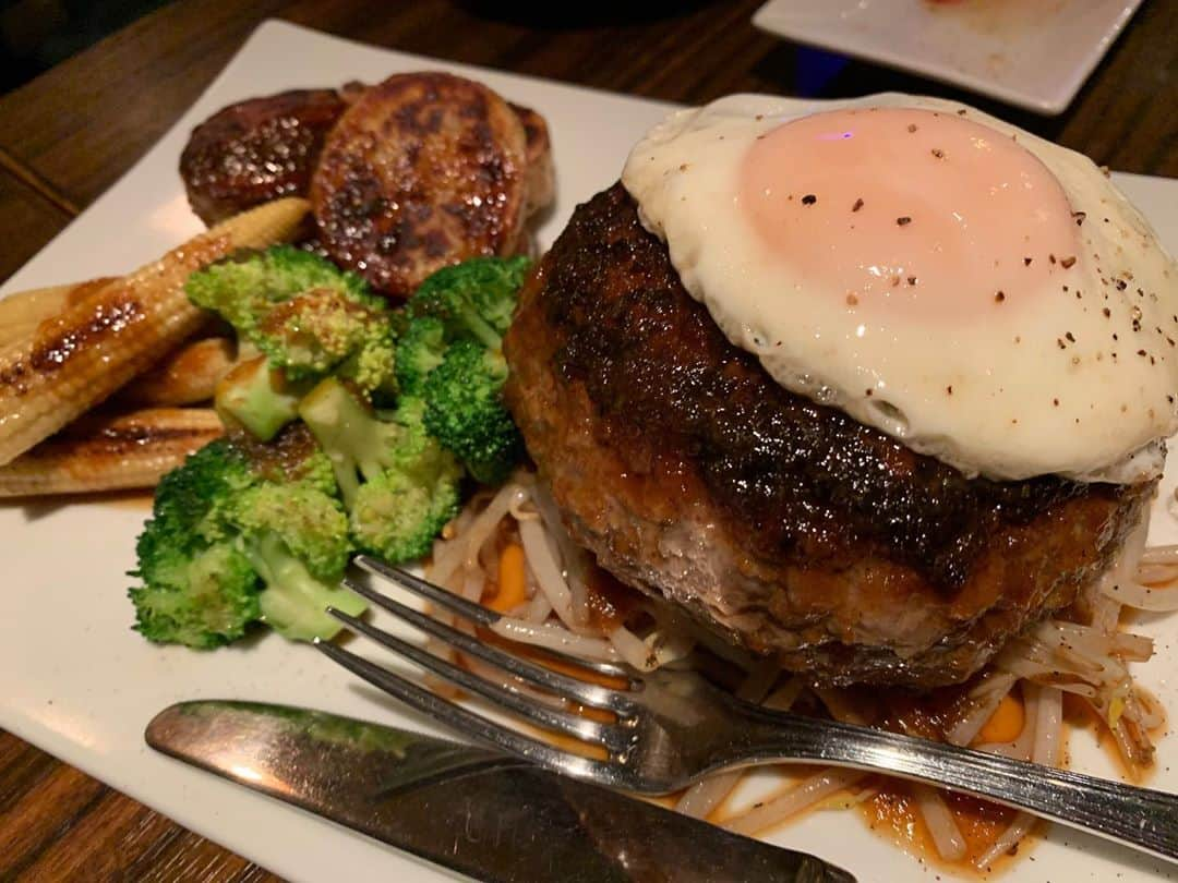 北原里英さんのインスタグラム写真 - (北原里英Instagram)「🍽 インスタライブ ありがとうございました！ アーカイブ残してありますので よかったら見てね☺️ こんな感じで良かったかなあ…？！ またできたらいいな🐱🧡 . 写真は昨日、モルックの練習のあとに みんなで食べに行った鉄板焼き屋さんのハンバーグ！ やばくないですか？！🥰🥰🥰 今まで食べたハンバーグの中で １番かもしれないくらい美味しかった…🤤🤤🤤 モルックも超楽しかったです！ いつか大会に出れるよう頑張りたいとおもいます🤲🏻🔥 . . #モルック #モルック女子部  #ハンバーグ #鉄板焼き #鉄板居酒屋 #ひょいっと  #崇拝している #フォーリンデブはっしー さんのインスタ見て気になって行きました😂」3月20日 20時27分 - rie_kitahara_3