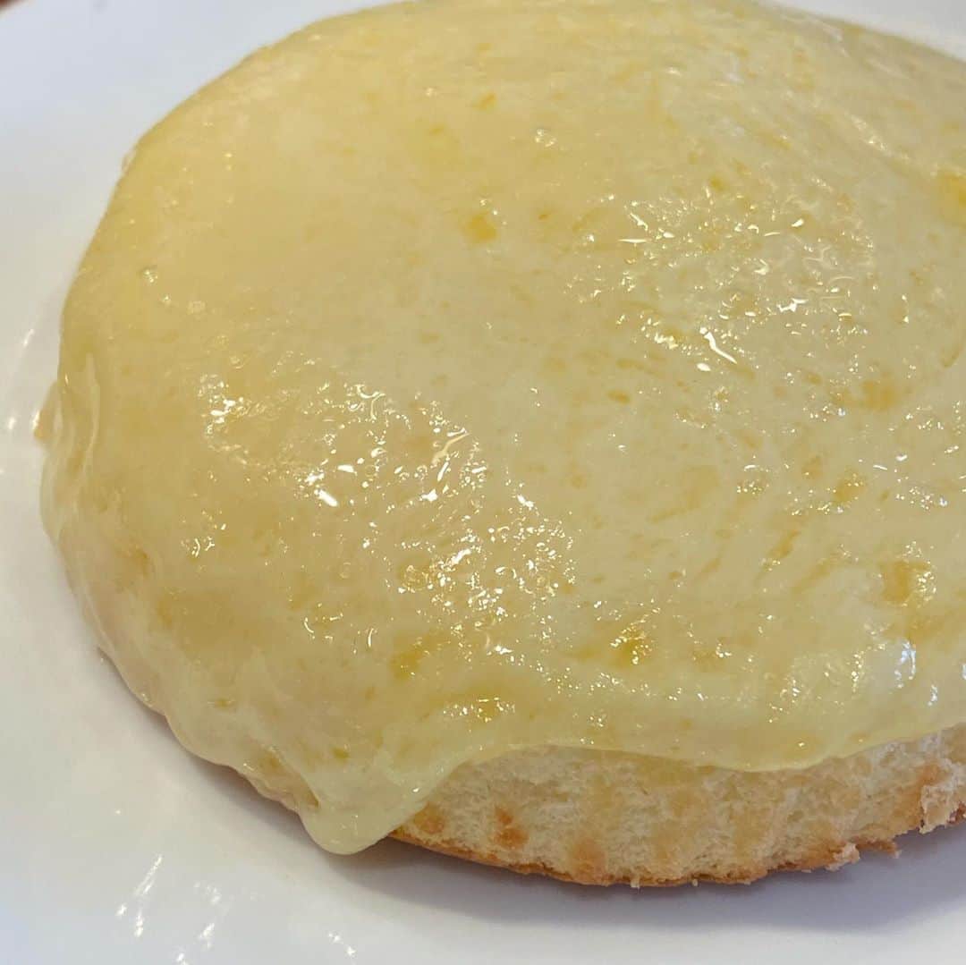 岡田美里さんのインスタグラム写真 - (岡田美里Instagram)「神戸にはデンマークチーズケーキの本拠地「観音屋」さんがあります。先日の神戸大丸「北欧展」の後にランチに行きました。 ミートドリアにしましたが、サイズが小さくてチーズケーキも注文して大満足✨ 神戸大丸「北欧屋台」でのオススメは焼きたてのデニッシュペストリー(デニッシュはデンマーク人とかデンマーク風🇩🇰のという意味なのでございますよ) それからセーデルブレンドの紅茶です。甘い香りブレンドのロングセラーです。 連休の間に神戸大丸「北欧屋台」とチーズケーキにぜひお立ち寄りくださいませ(ご無理のない範囲で) 「北欧屋台」は名古屋の大名古屋ビルヂングにも✨こちらもよろしくお願いいたします✨ #チーズケーキ#デニッシュ#デニッシュペストリー#神戸大丸#観音屋」3月20日 20時32分 - millieokada
