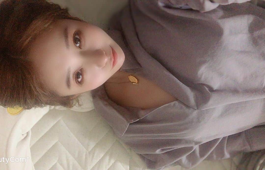 大石ほのかのインスタグラム：「今日から2連休🧡✨ . 実家に帰って家族みんなで誕生日パーティです💓嬉しい♪ 焼肉いって大好きな火の鳥10人前❣️🥓🥩🍗🍖 他にもいっぱい♪ 幸せだー .  #likeforlikes#followforfollowback#photooftheday#likeforfollow#follow4follow#instagood#❤#いいね返し#かわいい#夜遊び#乳スタグラム#巨乳#谷間#酒#love#飲み会#ススキノ#ホステス#キャバクラ#キャバ嬢#ニュークラブ#フィリア#バルセロナグループ#歌舞伎町#六本木#中洲#錦#栄#北新地#ミナミ」