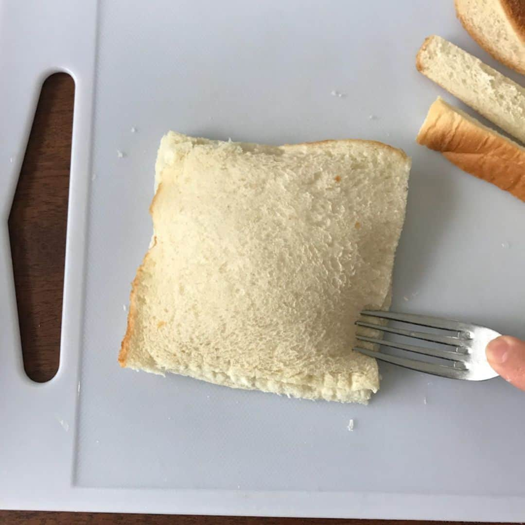 山本ゆりさんのインスタグラム写真 - (山本ゆりInstagram)「【食パン&レンジカスタードで﻿ 絶品‼️カリカリ&とろとろクリームパン】﻿ ﻿ ①食パン4〜5枚切りは半分にスライスして(サンドイッチ用2枚でも)耳を落とし、カスタードクリーム(1つ前の投稿にレシピあります)をのせる﻿ ﻿ ②周囲に軽く水をつけ、挟んでフォークか指でギュッと押さえ(いうてもファーン開くけど食べたら一緒)油をひいたフライパンに入れ、弱〜中火で両面焼く(裏返した時も油足すと美味しい)﻿ ﻿ ★焼き過ぎくらいが美味しいです。周囲だけ色づかないことが多いんで周りをたまにフライ返しでギュウーっと押さえて。﻿ ﻿ ★耳はサクサクに焼いて。﻿ ﻿ ★単に表面に塗るだけでも美味しいし、イングリッシュマフィンに詰めるのもおすすめ！﻿ ﻿ #レシピ #簡単レシピ #おやつ #今日のおやつ #料理 #食パン #クリームパン #むしろ耳が好き」3月20日 20時37分 - yamamoto0507