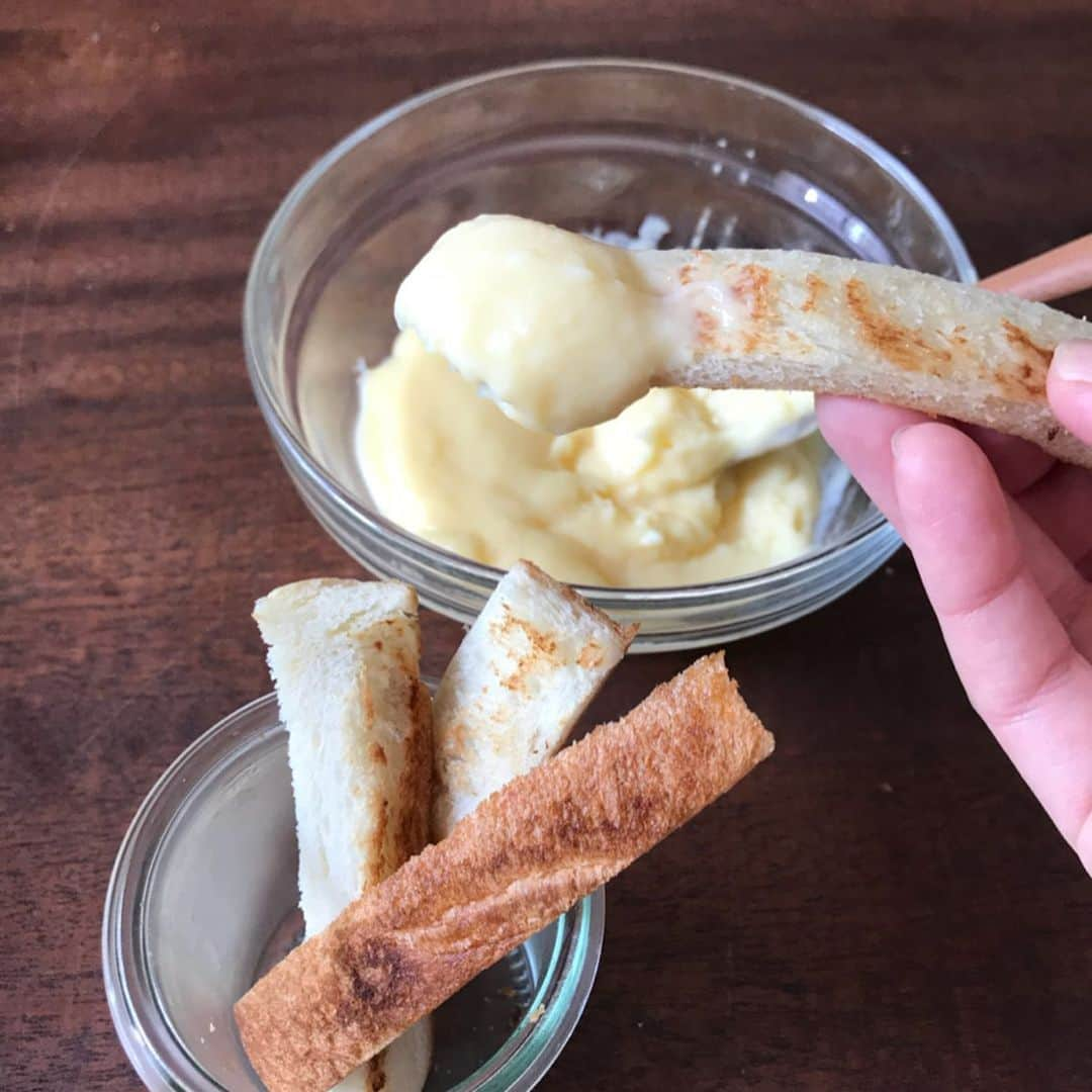 山本ゆりさんのインスタグラム写真 - (山本ゆりInstagram)「【食パン&レンジカスタードで﻿ 絶品‼️カリカリ&とろとろクリームパン】﻿ ﻿ ①食パン4〜5枚切りは半分にスライスして(サンドイッチ用2枚でも)耳を落とし、カスタードクリーム(1つ前の投稿にレシピあります)をのせる﻿ ﻿ ②周囲に軽く水をつけ、挟んでフォークか指でギュッと押さえ(いうてもファーン開くけど食べたら一緒)油をひいたフライパンに入れ、弱〜中火で両面焼く(裏返した時も油足すと美味しい)﻿ ﻿ ★焼き過ぎくらいが美味しいです。周囲だけ色づかないことが多いんで周りをたまにフライ返しでギュウーっと押さえて。﻿ ﻿ ★耳はサクサクに焼いて。﻿ ﻿ ★単に表面に塗るだけでも美味しいし、イングリッシュマフィンに詰めるのもおすすめ！﻿ ﻿ #レシピ #簡単レシピ #おやつ #今日のおやつ #料理 #食パン #クリームパン #むしろ耳が好き」3月20日 20時37分 - yamamoto0507