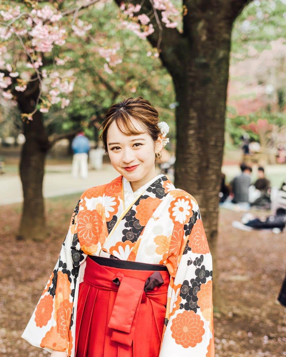 仲谷香春のインスタグラム：「4年間通った大学を卒業しました🌸 4年間充実しすぎててほんっとにあっという間でした。 大学に通いながら活動をするべくスケジュール調整をしてくださったマネージャーさんや、お仕事先の方々、4年間大学に通わせてくれた両親、仲良くしてくれた友達、応援してくれた方。 沢山の人が支えてくださっていたことに感謝しかありません！ 卒業式ができなかったことは残念でしたが、、、 心を入れ替えてこれからもしっかりと頑張りたいと思います☺︎」
