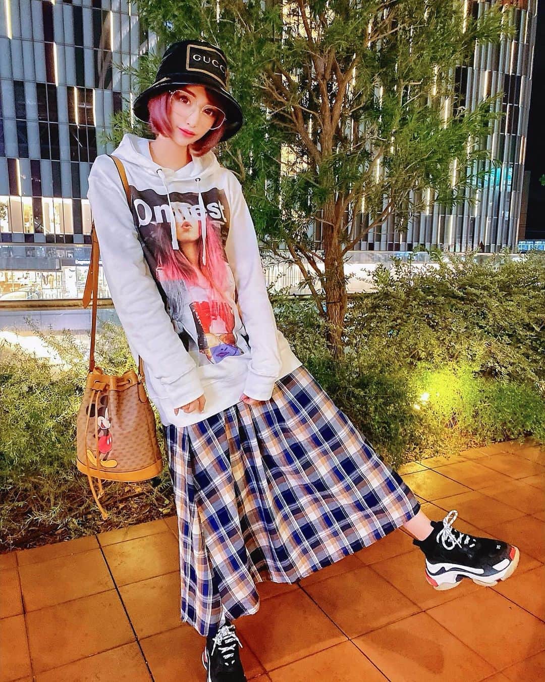 のインスタグラム：「ある日のコーデ😋❤️ パーカーにロングスカートも好き👌 ． 人と被らなくて個性的なデザインのパーカーは @onliest2019 でGETしたよん🙆‍♀️💖 ． #ootd #パーカーコーデ  #パーカー女子 #カジュアルコーデ」