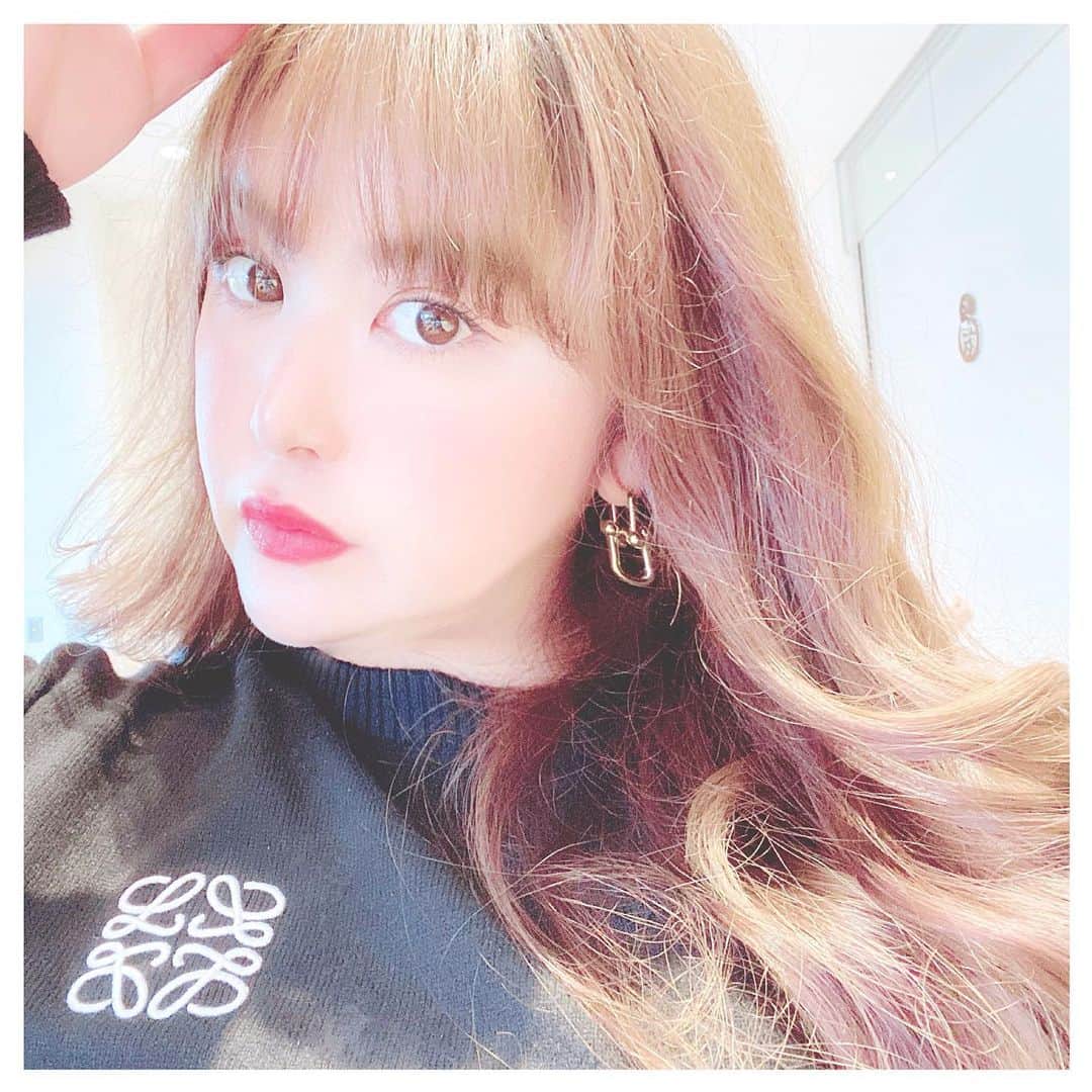 津久江麻由のインスタグラム：「. . 暖かくて薄手のknit一枚で 心地良かった🕊 . 最近クッションファンデを買ったんだけど、 それがとても良かったので また紹介させて下さい😎👍 . . しかし、、 髪明るすぎない？😯 . . . #ザラジョ #ザラジョコーデ #毎日コーデ #カーディガン #お気に入りコスメ #コスメ大好き #メイク好き #デパコス #コスメ紹介 #今日のメイク  #今日のコスメ #プチプラコスメ #メイク好きさんと繋がりたい #コスメ好きさんと繋がりたい #いいね返しは絶対 #おすすめコスメ #コスメ購入品 #コスメ好き #メイク好き #今日のコーデ #今日のコーディネート #本日のコーデ  #ラフコーデ  #プチプラコーデ #ぷちぷらコーデ #冬服コーデ #GU #ジユジョ #ジユパト」