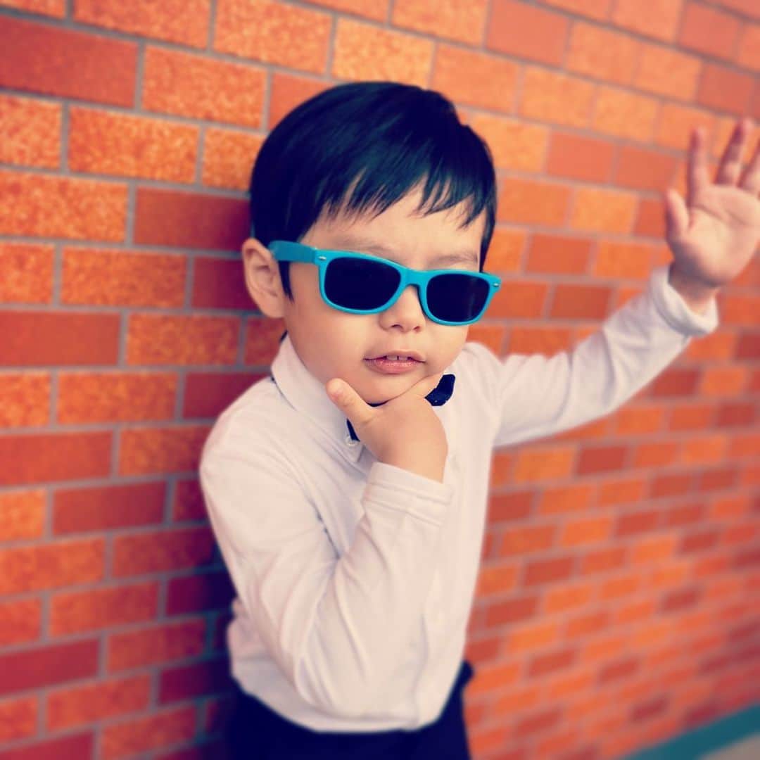 川久保拓司さんのインスタグラム写真 - (川久保拓司Instagram)「ねぇ、そのポーズ、どこで覚えたの？ もう完全に、オレの息子じゃん。 お誕生日おめでとう。  #tjパパ奮闘記 #息子 #サングラスしっかりキマッてるね #ポージング #myson #sunglasses #happybirthday」3月20日 20時48分 - takuji_kawakubo