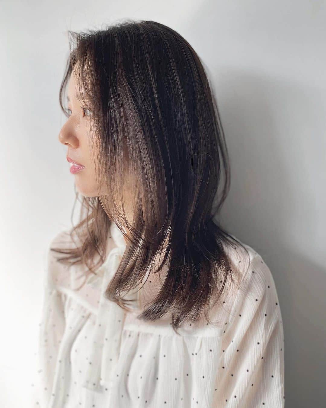 のインスタグラム：「肌色が綺麗に見えて落ち着いた﻿ 透明感のあるおしゃれなカラーにしてくださいっ！﻿ と要望を丸投げして出来上がったカラー。﻿ ﻿ @_naoya_takahashi_  最高です🥺👏🏻﻿ ピンクもうっすら混ざっているらしい💕﻿ ﻿ #haircolor」