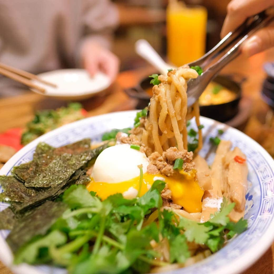 KitchHikeさんのインスタグラム写真 - (KitchHikeInstagram)「「餃子の中に愛情を包む」🥟﻿ それは、お店の名前にもなっている看板メニュー「餃包(ギョーパオ)」の名前の由来。﻿ ﻿ 餃包は、台湾の小籠包と熊本のだご汁からインスパイアした、世界に一つの水餃子です！﻿ ﻿ おいしい料理はもちろんのこと、店員さんとのコミュニケーションが楽しめるのもこのお店の魅力のひとつ。﻿ お店に入ると元気な店員さんが出迎えてくれるので思わず笑顔になってしまいます。﻿ ﻿ ﻿ 《肉汁水餃子 餃包 六本木交差点》﻿ ＠六本木駅から徒歩1分﻿ ﻿ 【おすすめメニュー】﻿ ・肉汁水餃子餃包﻿ ・餃子ソーセージ﻿ ・黒豚小籠包﻿ ・台湾まぜそば﻿ ・麻婆豆腐﻿ ﻿ #餃包 #餃包六本木店 #餃包が一番好きですけど #餃子 #餃子パーティー #餃子専門店 #餃子部 #餃子好き #餃子好きな人と繋がりたい #餃子大好き #餃子作り #ぎょうざ #餃子とビール #六本木 #六本木グルメ #六本木ランチ #六本木ディナー #食べスタグラム #食べるの大好き #食べ歩き #食べるの好きな人と繋がりたい #おいしい #グルメ #グルメ好き #グルメ好きな人と繋がりたい #kitchhike #キッチハイク﻿」3月20日 20時52分 - kitchhike