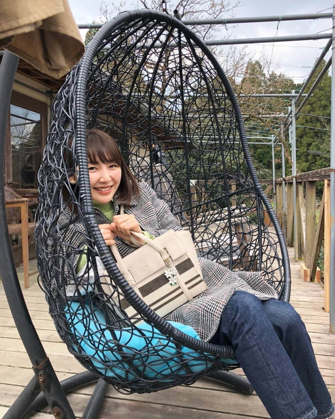 橋本真衣のインスタグラム：「. 高確率でバランス崩すイス🙄 . . #いつか家に置きたい」