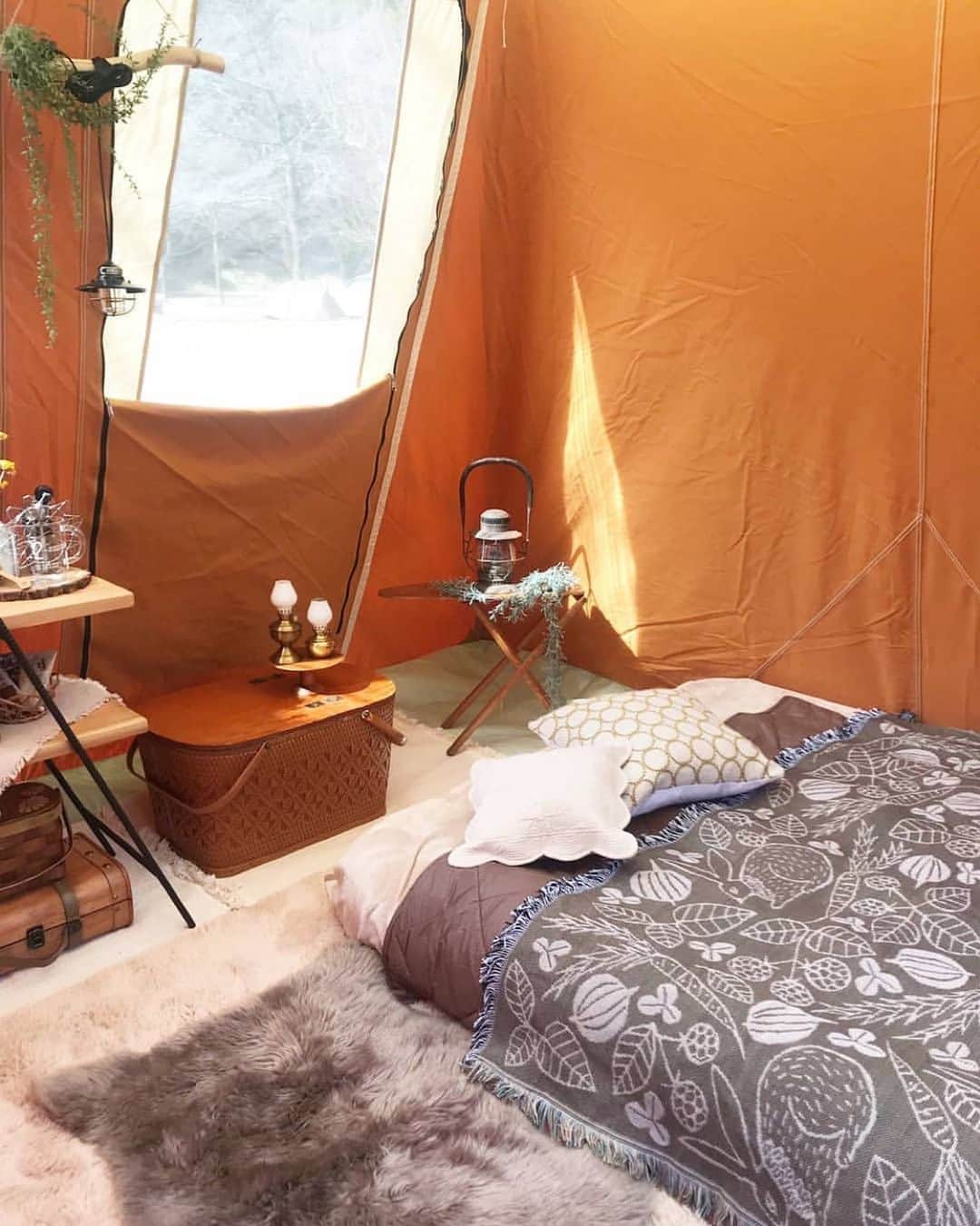 CAMP_HACKさんのインスタグラム写真 - (CAMP_HACKInstagram)「フカフカで気持ち良さそうなベッド。キャンプでも眠りは重要です。エアベッドの下にカーペットやラグを敷くなど、寝心地をアップする工夫をしてみましょう！ . . from CAMP HACK . CAMP HACKであなたのキャンプライフを取材します！ 『#camphack取材』を付けて投稿！ . Photo by @ta.26206.ai さん . #camp #camping #camphack #outdoorlife #outdoor #trip #travel #japan #followme #weekend #travelling #outdoorgirl #family #familytrip #キャンプ #アウトドア #キャンプ道具 #キャンプ初心者 #家族 #外遊び #自然 #キャンプ場 #お出かけ」3月20日 20時55分 - camp_hack