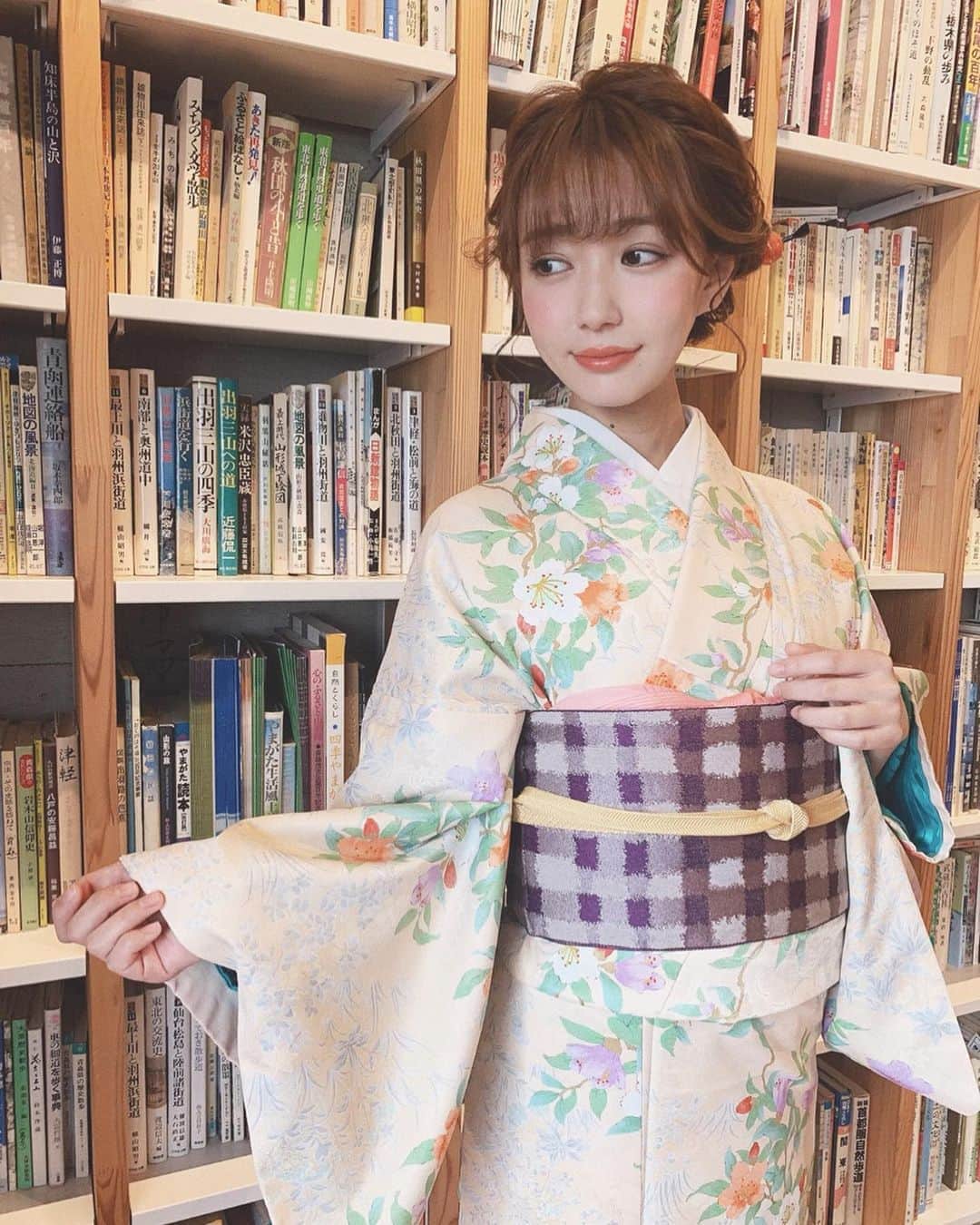 荻野可鈴さんのインスタグラム写真 - (荻野可鈴Instagram)「、 着物👘🌸 MCをさせていただいている 3/20 (金) 27:15から放送 テレビ東京「音流〜ONRYU〜」の私のコーナーにて 綺麗でかわいい着物を着せていただきました！！ 今回の着物は下北沢にあるアンティーク着物専門店 #着縁 さんの着物です🌸 #今レンタル着物流行ってるよね #アンティーク着物かわゆいね #着物女子いかが #音流 #深い時間ですが三連休だから #ね #起きてられるよ #ね #一回寝て放送時間に起きるのもあり #それか見逃し配信 #ありよりのあり」3月20日 21時05分 - karin_ogino