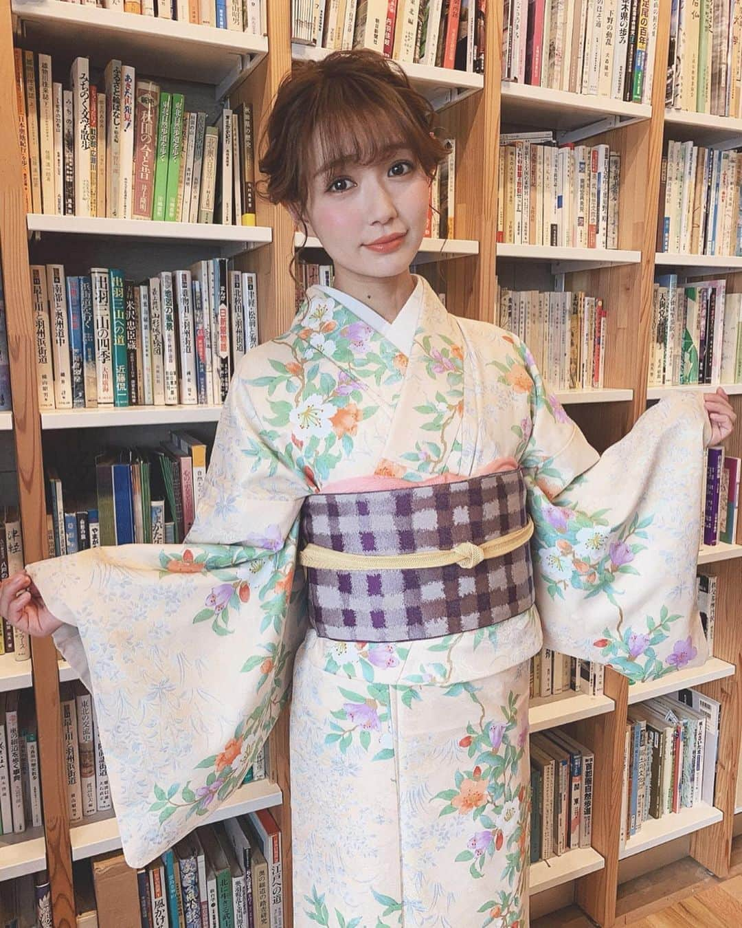 荻野可鈴さんのインスタグラム写真 - (荻野可鈴Instagram)「、 着物👘🌸 MCをさせていただいている 3/20 (金) 27:15から放送 テレビ東京「音流〜ONRYU〜」の私のコーナーにて 綺麗でかわいい着物を着せていただきました！！ 今回の着物は下北沢にあるアンティーク着物専門店 #着縁 さんの着物です🌸 #今レンタル着物流行ってるよね #アンティーク着物かわゆいね #着物女子いかが #音流 #深い時間ですが三連休だから #ね #起きてられるよ #ね #一回寝て放送時間に起きるのもあり #それか見逃し配信 #ありよりのあり」3月20日 21時05分 - karin_ogino