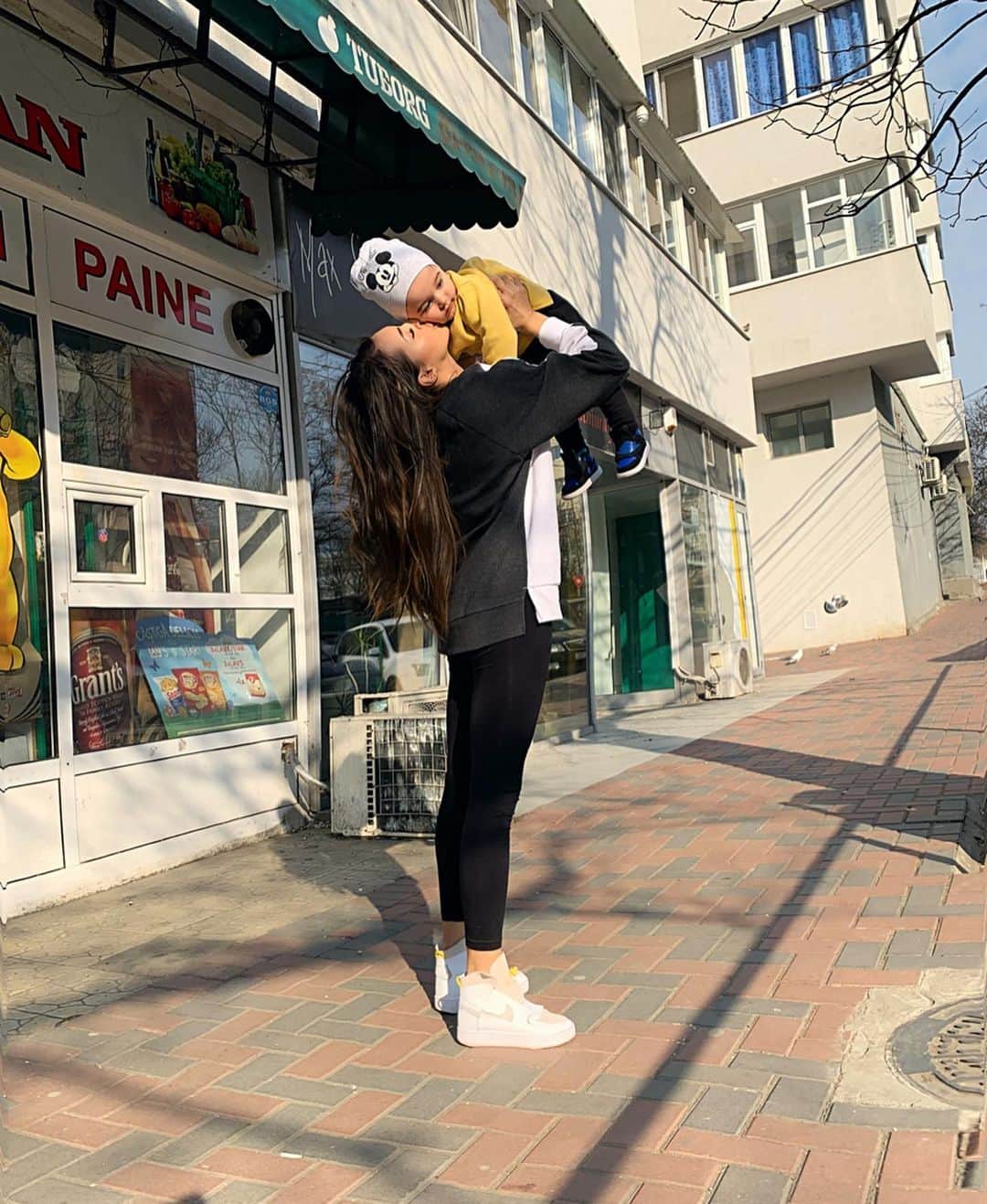ラリサ・ヨルダケのインスタグラム：「Noi suntem mici, dar ne iubim mult🦁❤️」