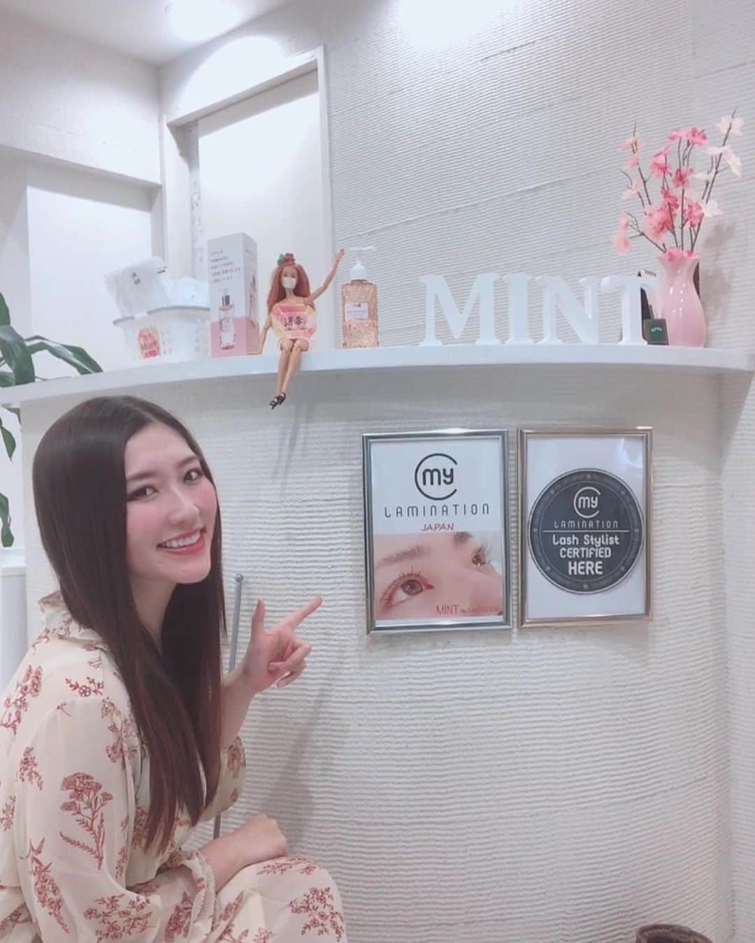 松丘雪那のインスタグラム：「. @mint_eyelash_and_head_spa さんに行ってきたよー！ 新しいマツパでね、マツパするごとに睫毛が育つの！！そして私の下向き睫毛もくるん！ まだ日本で二店舗しかやってない最新式のまつげに負担がかからないマツパでここが最安値だよ！ ホットペッパーからの予約で6600円なんだけど、私の紹介でプラス五百円引き🤤 . 私の名前使ってね！笑 めっちゃよいから通いたい、、💗 雰囲気もスタッフさんも最高なのだ☺️ ちゃんと消毒もしてるしね！！ ↑私的にポイント高い！ . あと行きたいインフルエンサーさんいたら連絡ください☺️紹介するー！ . . . . .  #マイラミ #横浜まつエク #まつ毛パーマ #ラッシュリフト #まつエク #マイラミネーション #横浜初 #美容トレンド #pr #コラボベース #美容好きな人と繋がりたい　#まつげカール #モデル　#タレント　#おすすめ」