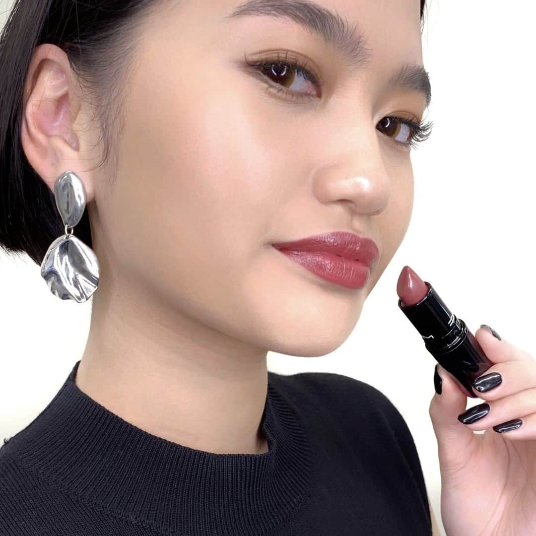 M∙A∙C Cosmetics Japanのインスタグラム：「ㅤ ラブ ミー リップスティックでぷるんと弾む唇に💋✨ ブラウンをチョイスして、90’s風のメイクを楽しんで💄 ㅤ ㅤ ↓↓使用製品↓↓ ラブ ミー リップスティック [コーヒー & シグス] ㅤ MAKEUP AND MODEL M･A･C ARTIST KANA KIKUCHI @mac_m0101 ㅤ #MACラブミーリップスティック #MACLoveMe ㅤ #MACCosmeticsJapan #MACコスメ #MACCosmetics #コスメ #メイク #ブラウンメイク #ブラウンリップ #リップメイク #口紅 #春メイク #春コスメ #お気に入りコスメ #オススメメイク #コスメ購入品 #持ち歩きコスメ #トレンドメイク #トレンド #コスメ紹介 #lip #lipcolor #lipmakeup #makeup #cosmetics」