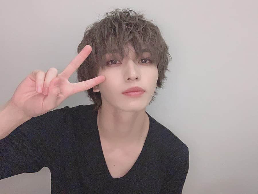 のインスタグラム：「【今週もお疲れ様です】 ピースだよ ・ ・ ・ #buzz_er #ブザー #めんず  #ヘアセット #メンズヘア #メンズセット  #ピース男子 #peace #ヒートテック  #UNIQLO #ユニクロ #ユニクロ最強  #自撮り #自撮り男子 #selca  #いいね100 #いいねください #lfl  #ふぉろーおねがいします #ふぉろ #flf  #instaphoto #インスタ男子 #japan  #tokyotokyo #mensstyle #idols」