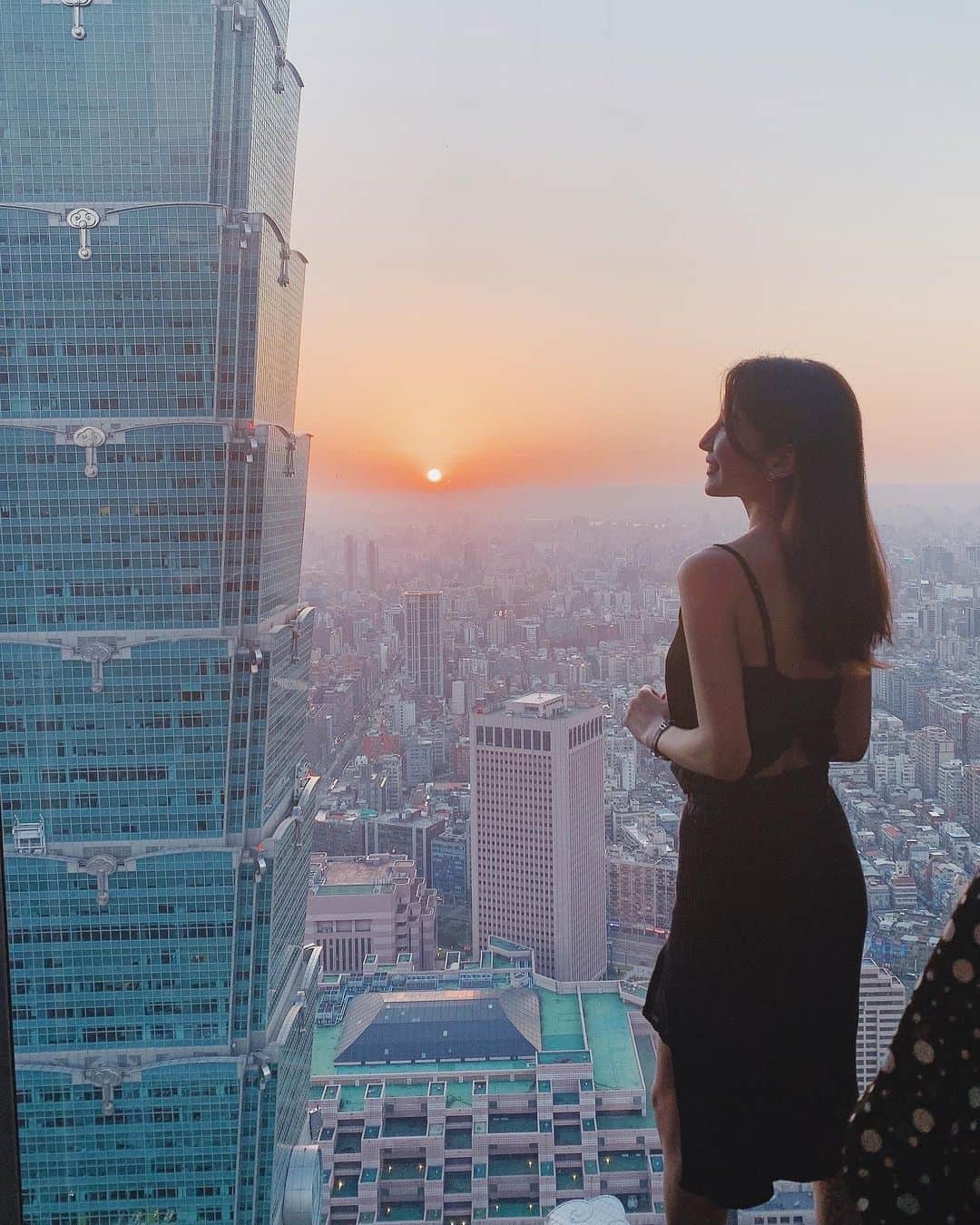 亜里沙さんのインスタグラム写真 - (亜里沙Instagram)「我非常喜歡台北生活🥰日落很美🥺✨ 我還沒去過台灣的山所以我想去看看🏔🙌🏻 ・ 台北で暮らす日々がとっても気に入ってるよ💖 まず街中から山が見えるのが好き。 ほっこりして癒されるんです☺️ 夕陽越しに、より雄大に見える山との コントラストがとても素敵でした。 ここは夜は101と夜景が綺麗に見えて良い雰囲気だし、 夕方の景色もとても素敵。 台北は遊べるとこもあって、自然もすぐ近くにある。 都会過ぎず田舎過ぎないところが住みやすくて、 コンパクトにどこでも行けるところが 地元の福岡っぽいなぁ、なんて思います:)) ・ #alisa_in_taiwan #台湾 #台灣 #taiwan #taipei #taiwanlover #台湾生活 #台湾留学 #台湾旅行」3月20日 21時06分 - alisa_0302