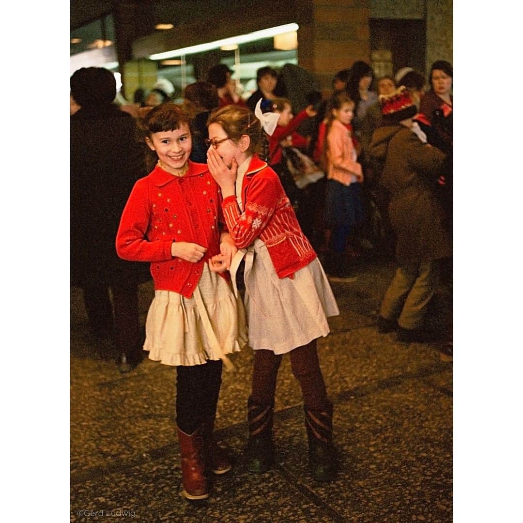 Gerd Ludwigさんのインスタグラム写真 - (Gerd LudwigInstagram)「Awed by their impressive surroundings, two young girls whisper in the foyer of the legendary Moscow Art (Mxat) Theatre.  As a young photographer, under Gorbachev’s initiation of Glasnost and perestroika, I photographed the Theatre’s productions, actors, staff and audiences.  Famous Russian actor Konstantin Stanislavsky and playwright/director Vladimir Nemirovich-Danchenko formed the theatre in the late nineteenth century, with the goal to make art and theatre-going accessible to the Russian public. Its first season included iconic works, such as those by Tolstoy, Shakespeare and Ibsen. Its productions shifted more toward that of Socialist Realism in the mid-1900s (to Stalin’s approval), but returned to Stanislavsky’s approach of naturalistic acting in the 70s, garnering more public appeal.  The Theatre still produces plays to this day.  @thephotosociety #Russia #Moscow #moscowarttheatre」3月20日 21時01分 - gerdludwig