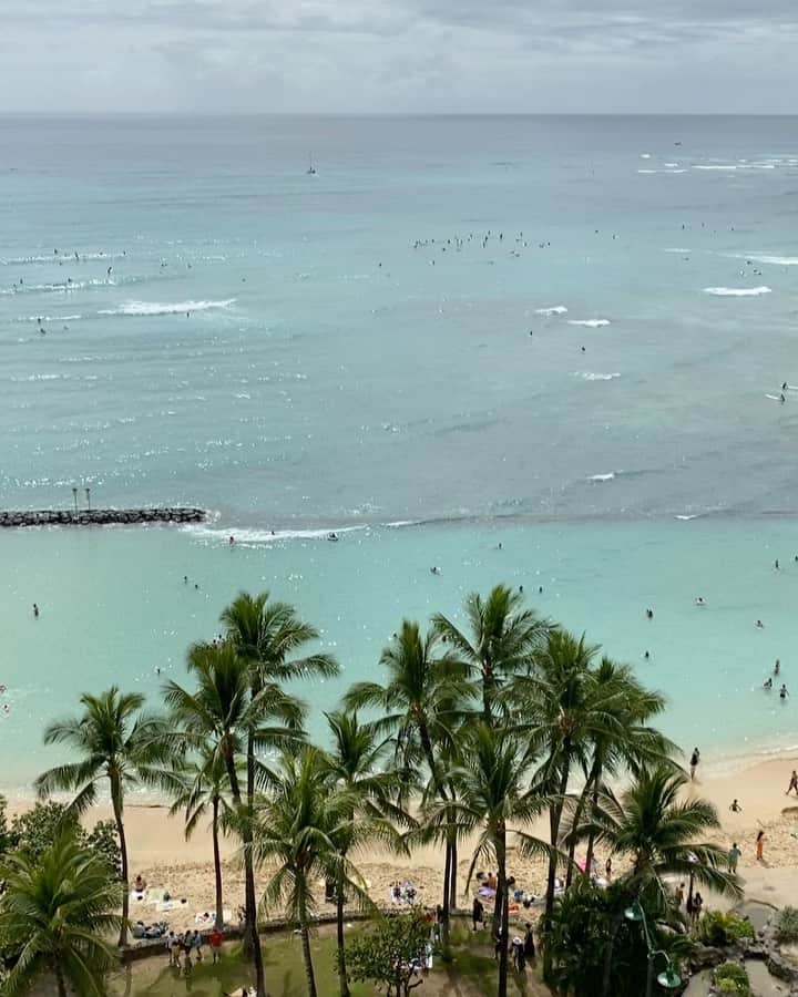 のインスタグラム：「一年ぶりのホノルル 昨日の大雨の後は、お天気良くなってきました！  #ホノルル #ワイキキビーチ  #ハワイ #引き寄せ #上機嫌 #いい気分 #今幸せでいよう  #今を楽しむ」