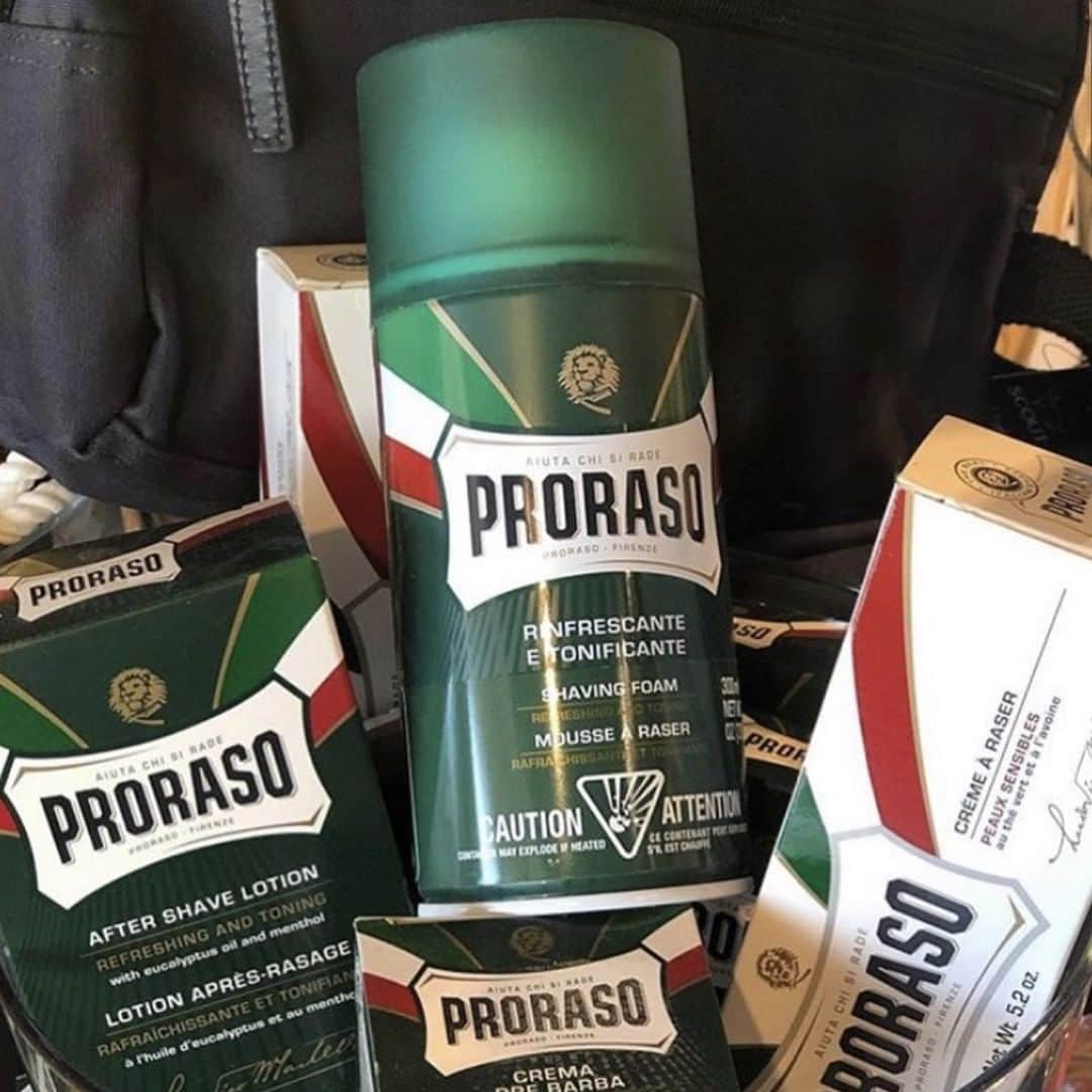 Proraso Japanのインスタグラム：「様々な肌タイプ別に分かれて商品を提案するPRORASO。 グリーンのパッケージは普通肌の方におすすめのシリーズ！ イタリアで長きにわたって愛され続けてきたPRORASOのアイテムで 毎日のシェービングを楽しみませんか？ . . Repost from @prorasousa . . #proraso #prorasousa #prorasofirenze #シェービングクリーム #シェービング #ProShave #Italian #ItalianShave #イタリア製 #バーバースタイル #バーバーショップ #髭脱毛 #メンズスタイル #シェービングフォーム #Barber #メンズヘアスタイル #ヒゲ男子 #ヒゲ #BarberShop #ヒゲ脱毛 #メンズヘア #シェービングエステ #おしゃれさんと繋がりたい」