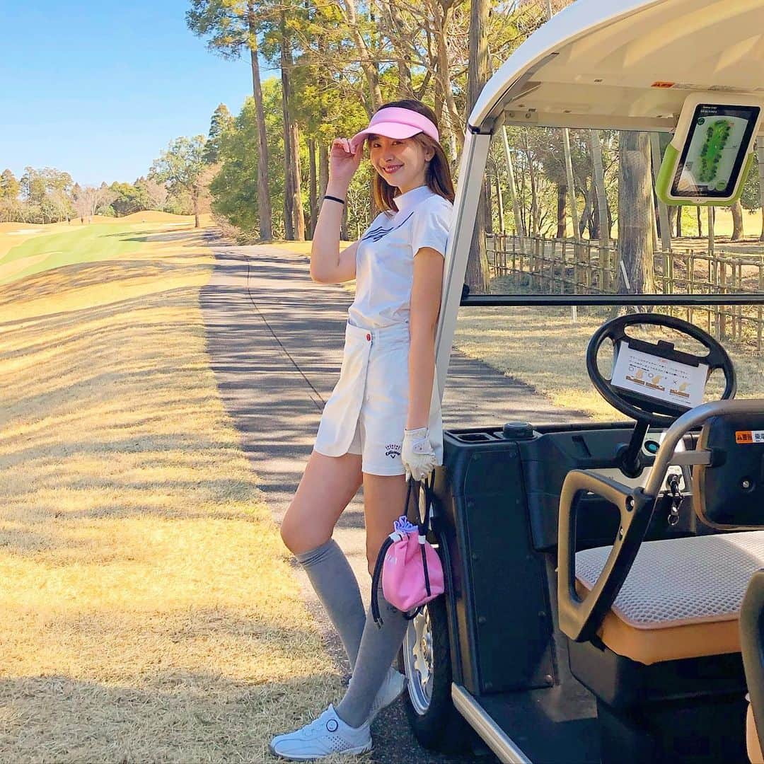 関綾乃さんのインスタグラム写真 - (関綾乃Instagram)「・ いよいよゴルフシーズン本格的に突入した感っ❣️ ・ ・ ・ 今日も楽しくラウンド😊⛳️🙌 スコア全然良くなかったから 練習も気合いいれて頑張らなきゃっな〜😂👍‼️ ・ ・ ・ ウェアは全身キャロウェイだよ🐻🙌💕 ・ ・ ・  #キャロウェイ#キャロウェイ女子#キャロウェイコーデ#callawaygolf #callawayapparel #直営店限定 #キャロウェイアパレル#blackitem #ゴルフ女子 #ゴルフ女子コーデ #ゴルフ好き #ゴルフウェア #ゴルフスイング #女子ゴルフ #ゴルフ動画 #ゴルフスイング動画 #ゴルフばか #ゴルフ初心者 #ゴルフ #ベストスコア更新 #90切りたい #100切り達成 #vg_fashion #golfhackgirl #reginagolf  #golf_picks #ハッピースイング #벤제프」3月20日 21時09分 - ayano_1220