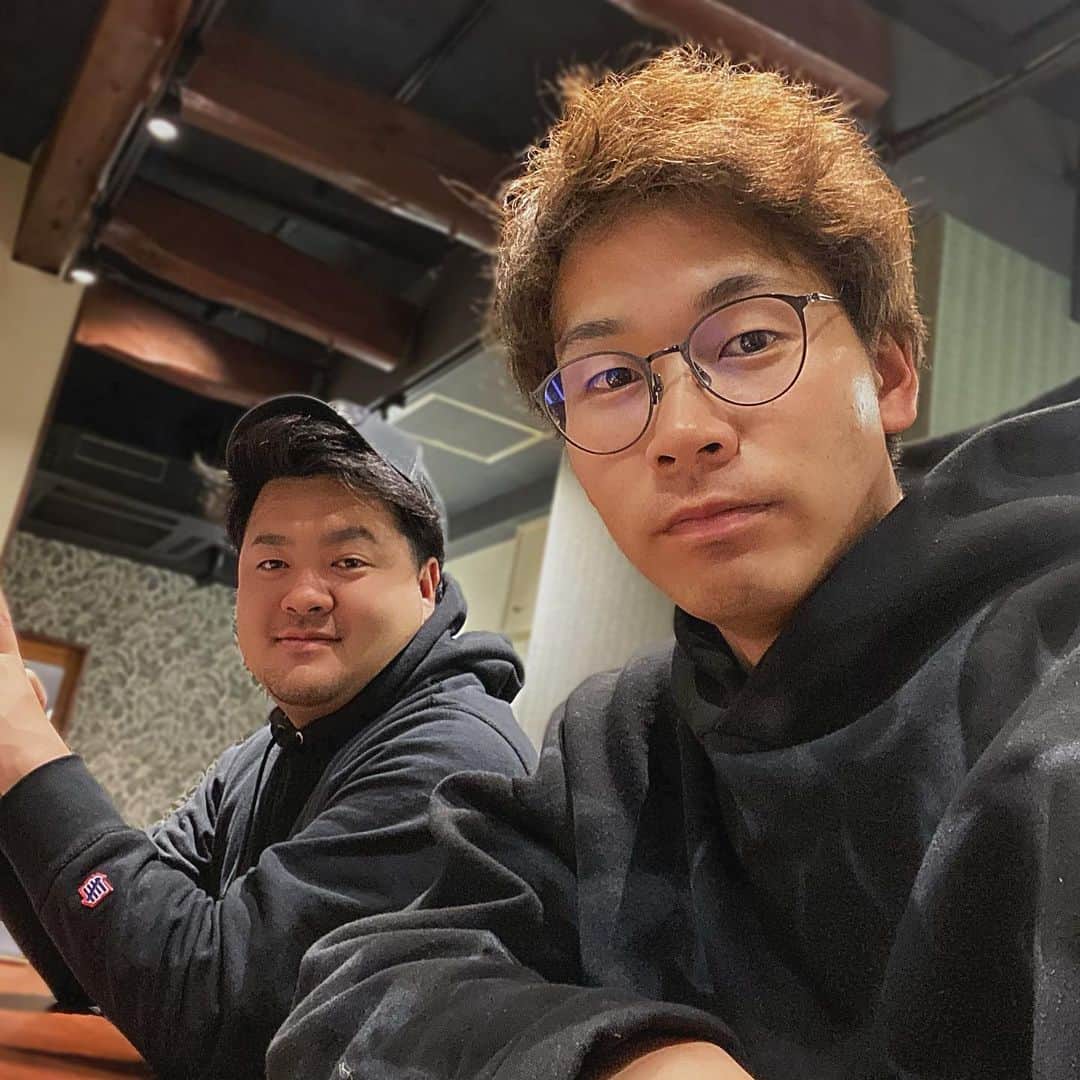 のインスタグラム：「寝てたから頭ボサボサだけどそのまま夜飯🍽肉食うぞ🍖  相棒最近ほぼ毎日一緒だ🤣  #夜飯 #沢山練習して沢山食べて沢山寝る #孫悟空か👊」